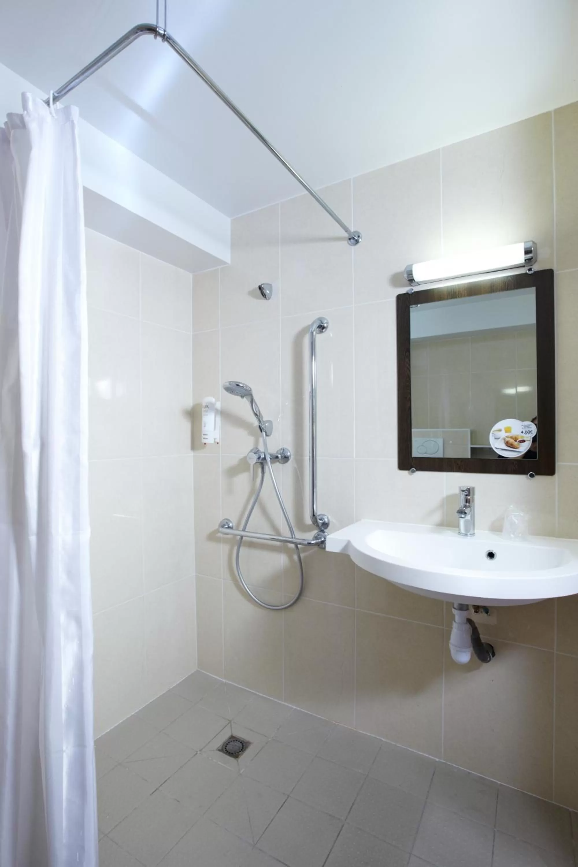 Bathroom in Premiere Classe Beziers