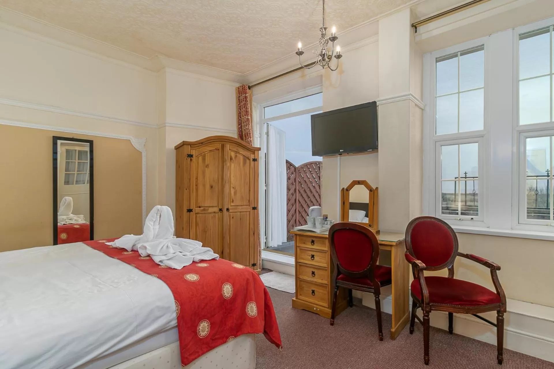 Photo of the whole room, Bed in Skegness The Royal Hotel