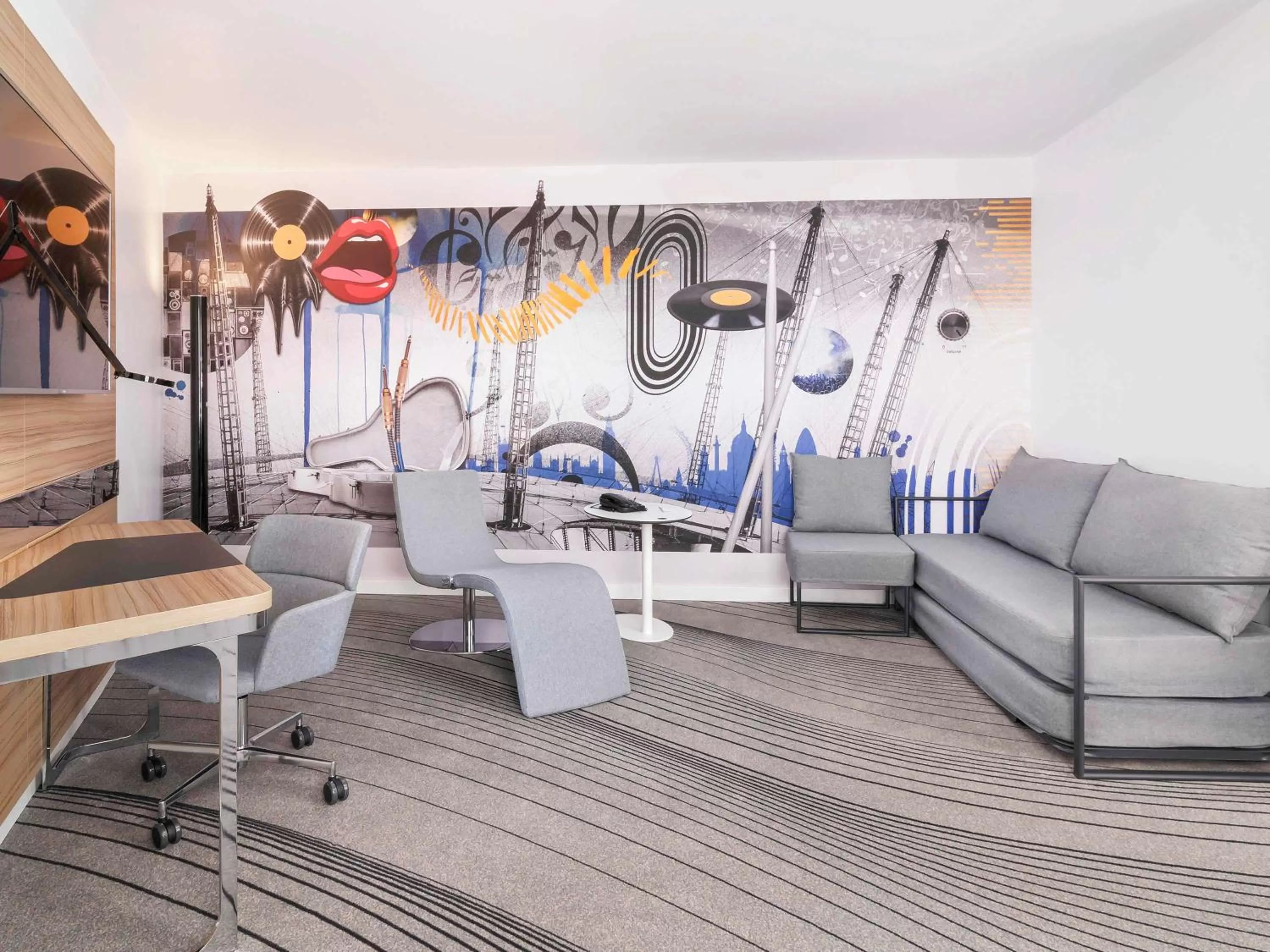 Photo of the whole room in Novotel London Excel