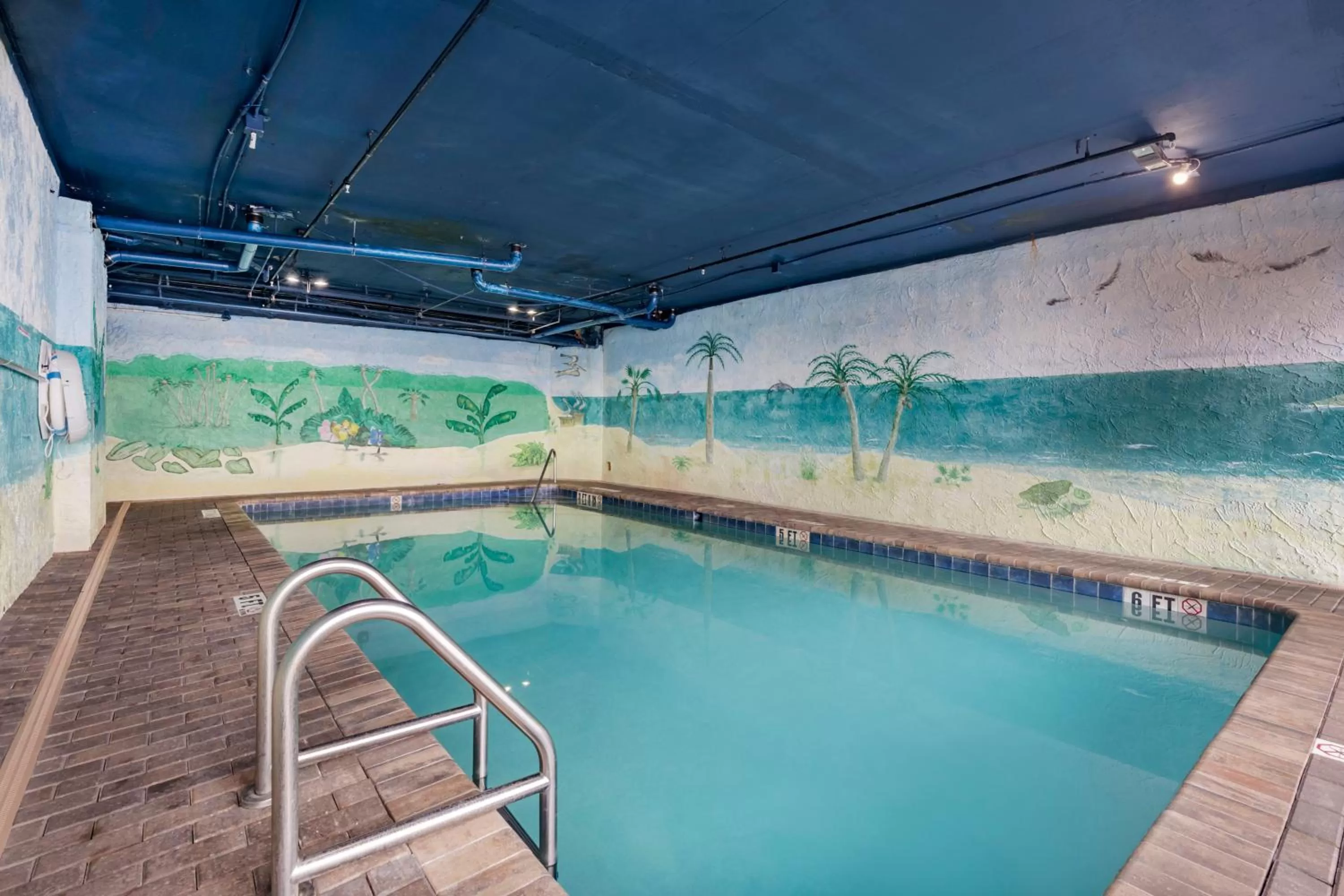 Swimming pool in Tropical Winds Resort Hotel