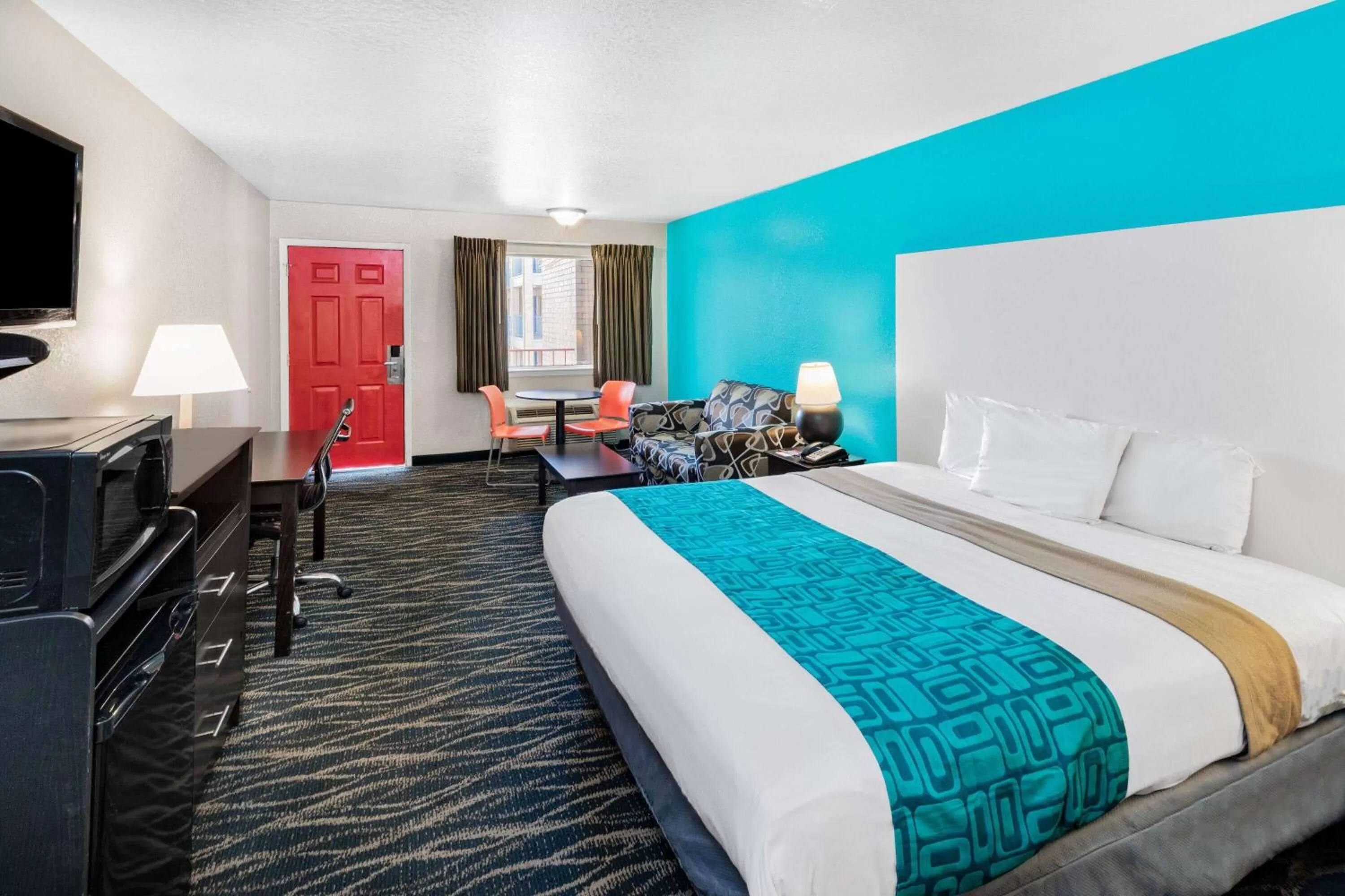 Bed in Howard Johnson by Wyndham Houston Hobby Airport