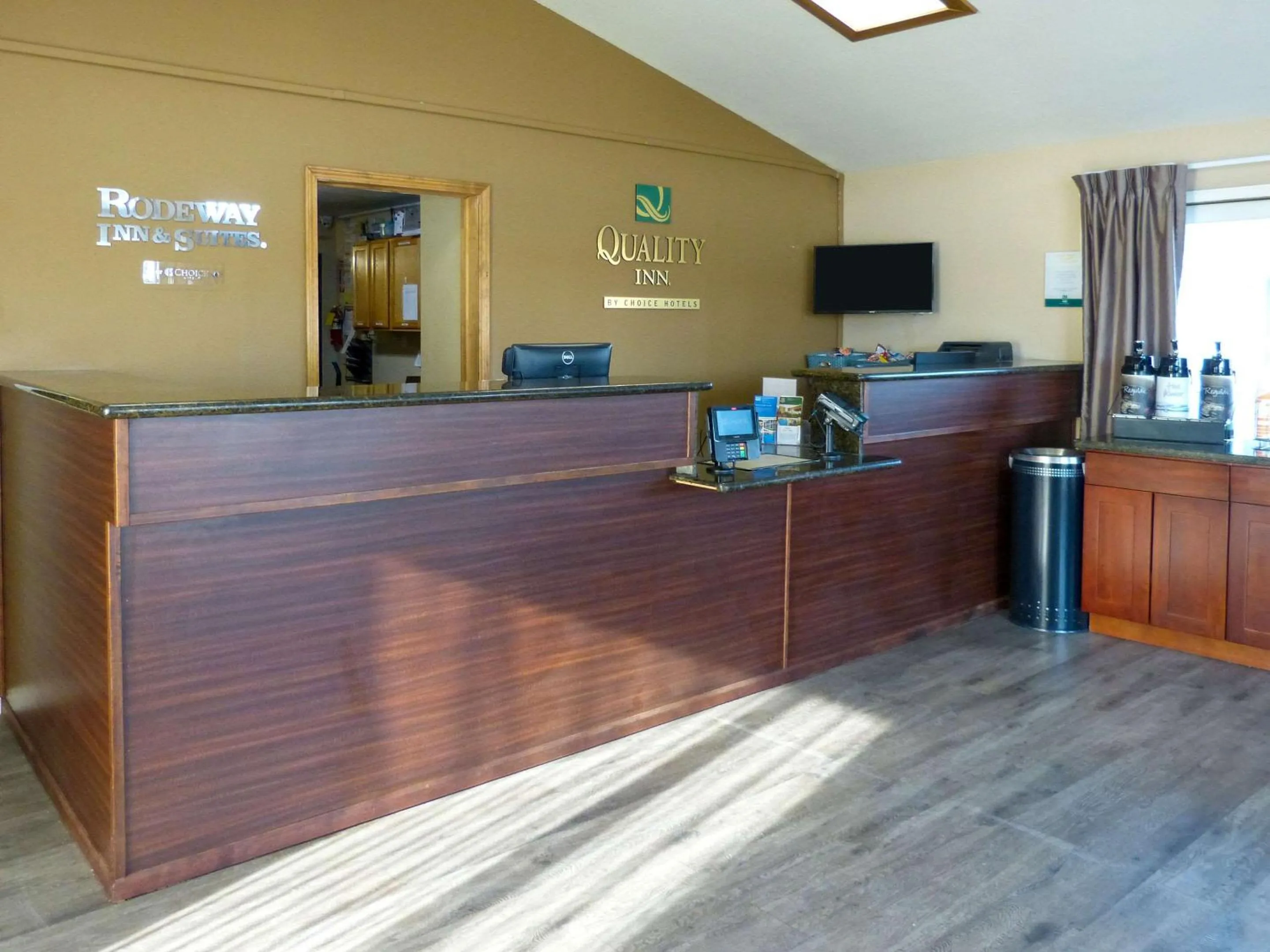 Lobby or reception in Rodeway Inn & Suites Ontario