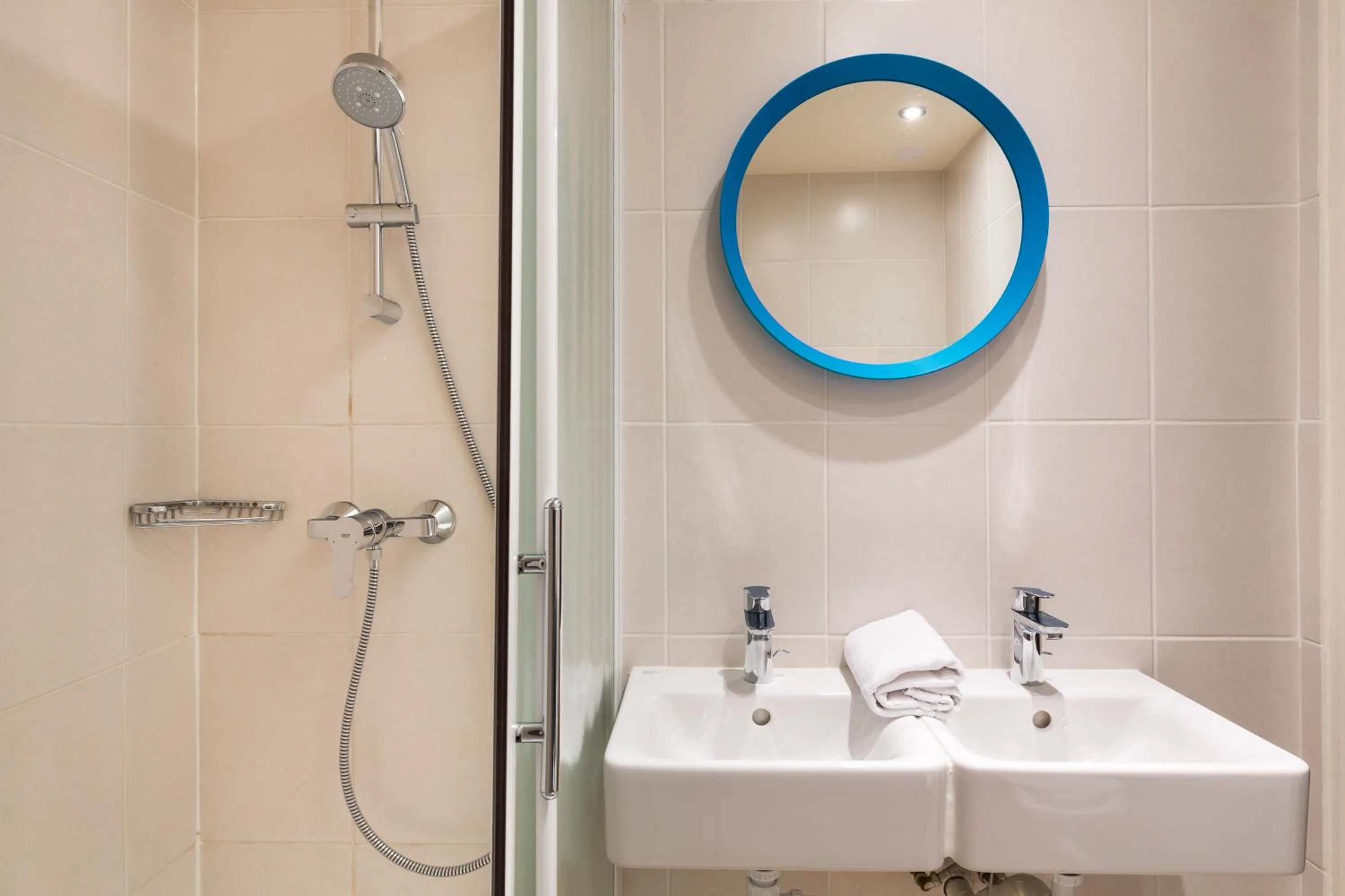 Bathroom in Hôtel Ozz by Happyculture