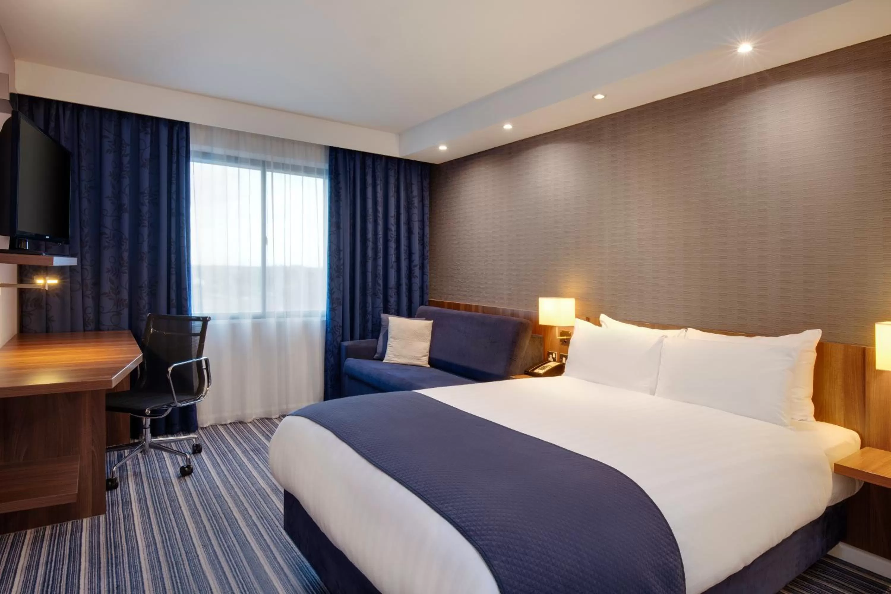 Photo of the whole room, Bed in Holiday Inn Express London Heathrow T5 by IHG