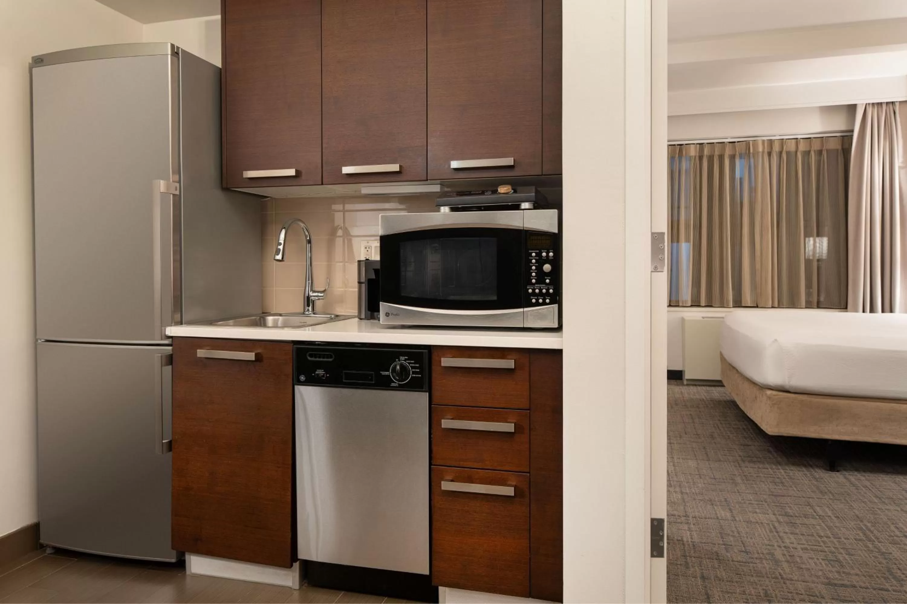 Kitchen or kitchenette, Bed in Residence Inn by Marriott New York Manhattan/ Midtown Eastside