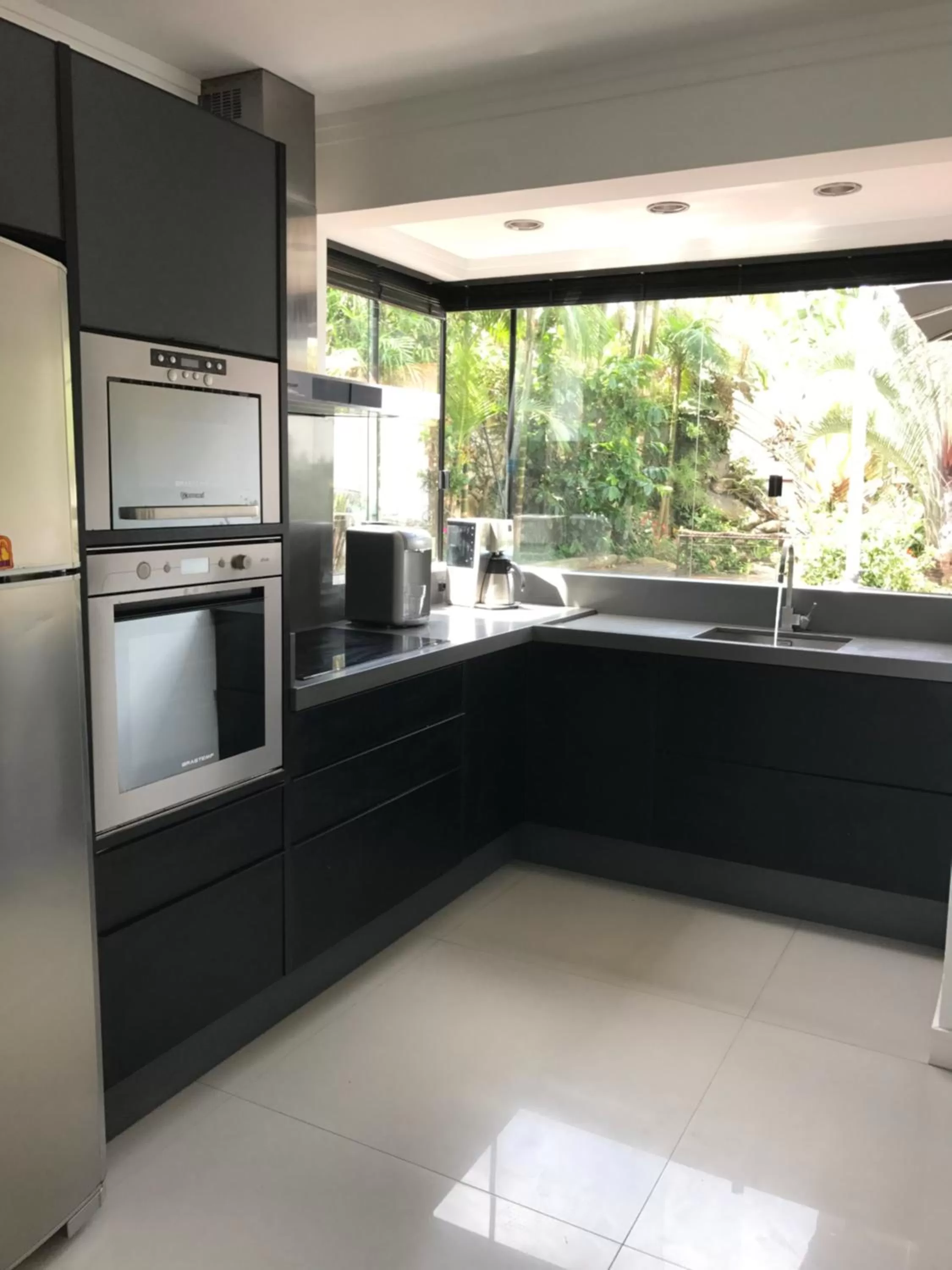 Communal kitchen in Pousada Casa da Praia