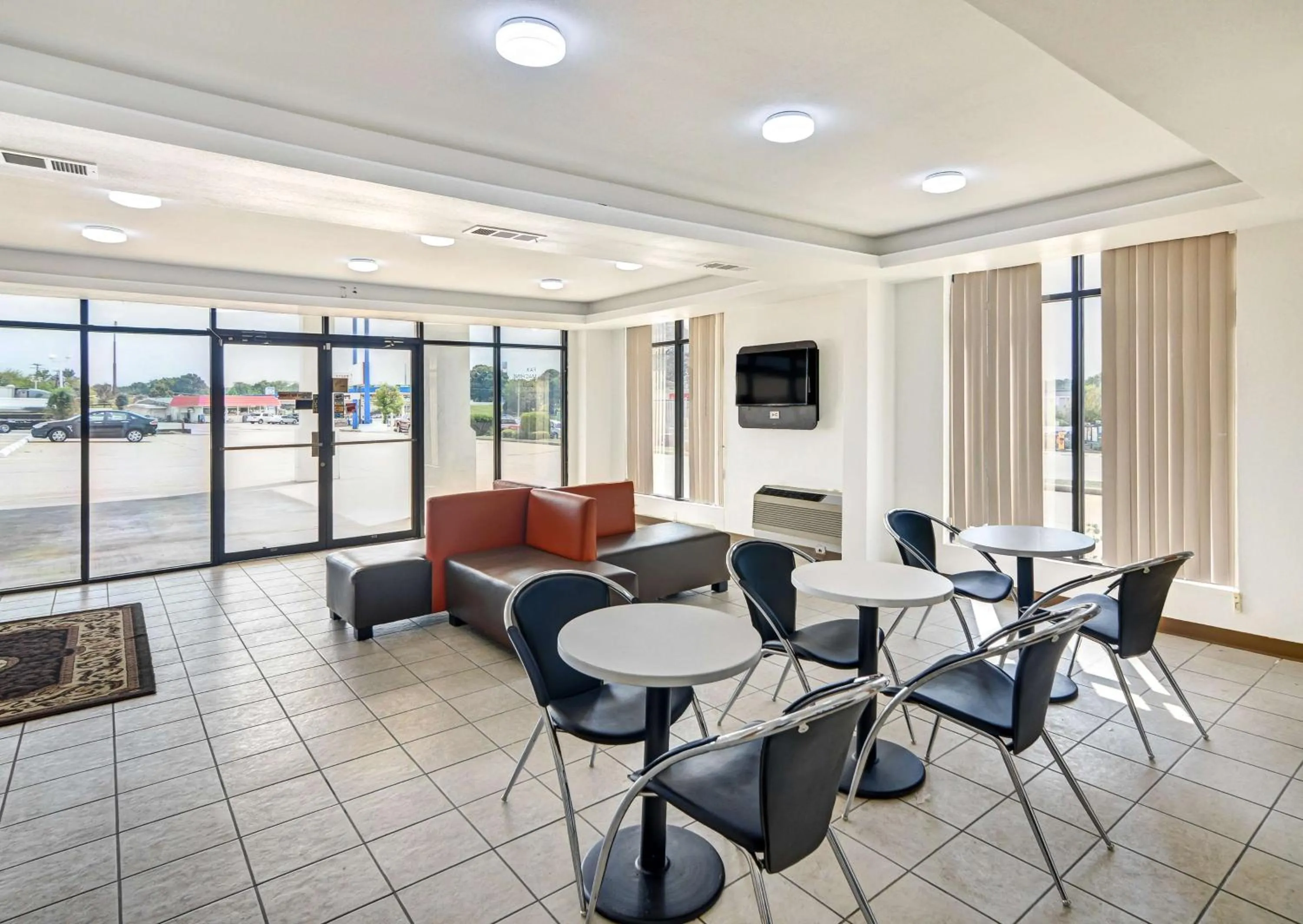 Communal lounge/ TV room in Motel 6-Lindale, TX