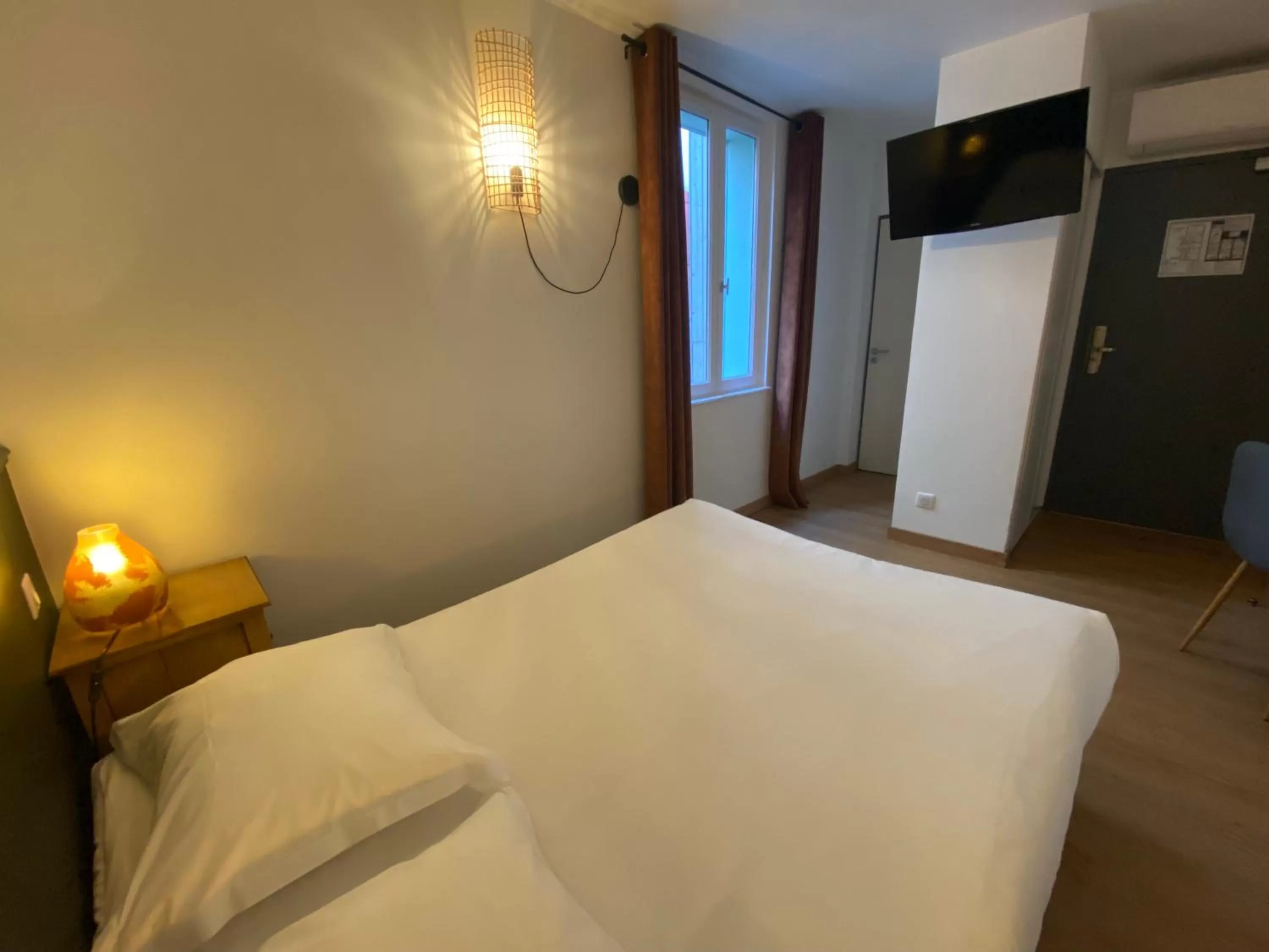 Bedroom in Le Miredames Hôtel-Bar