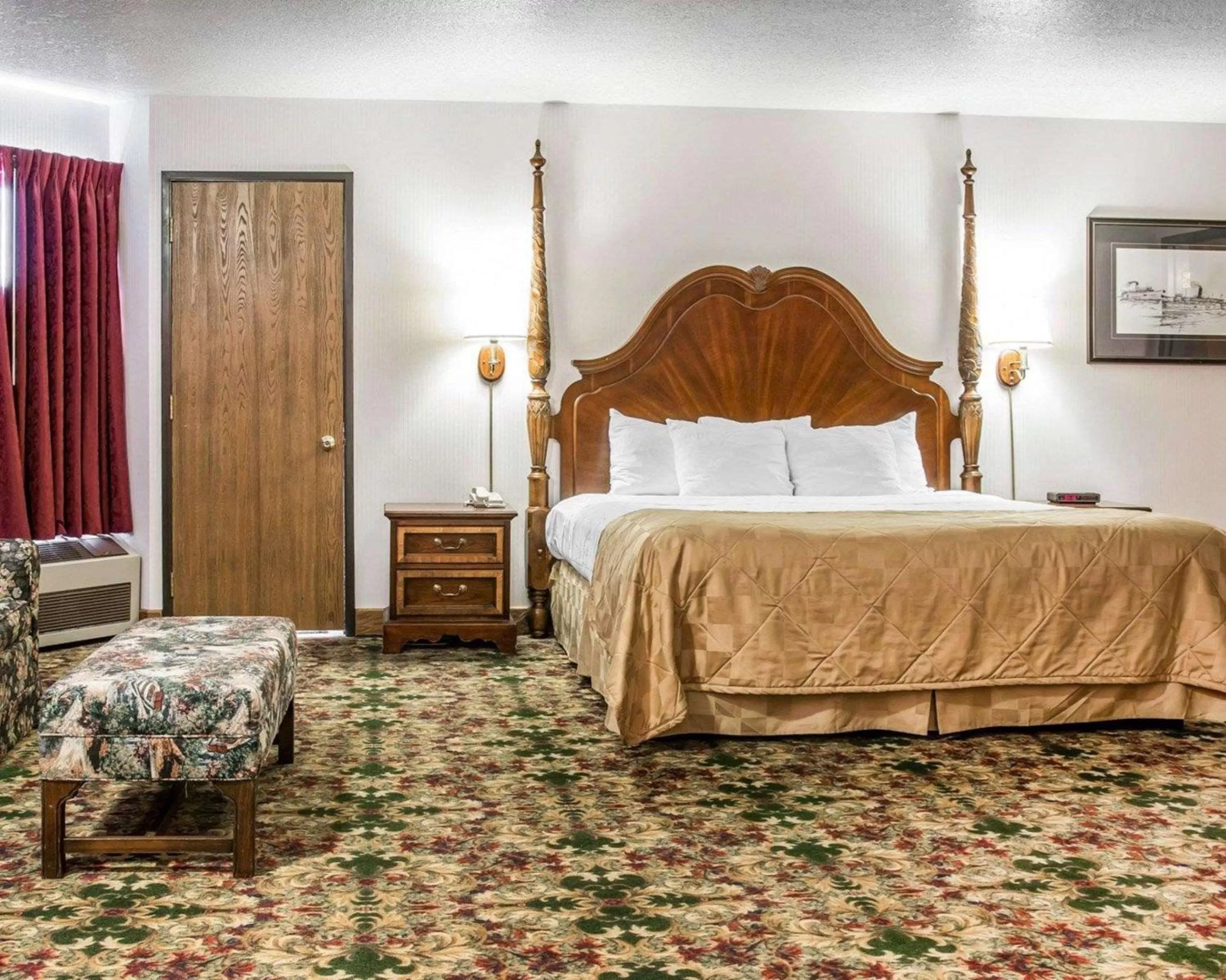 Photo of the whole room, Bed in Clarion Hotel Mackinaw City Beachfront