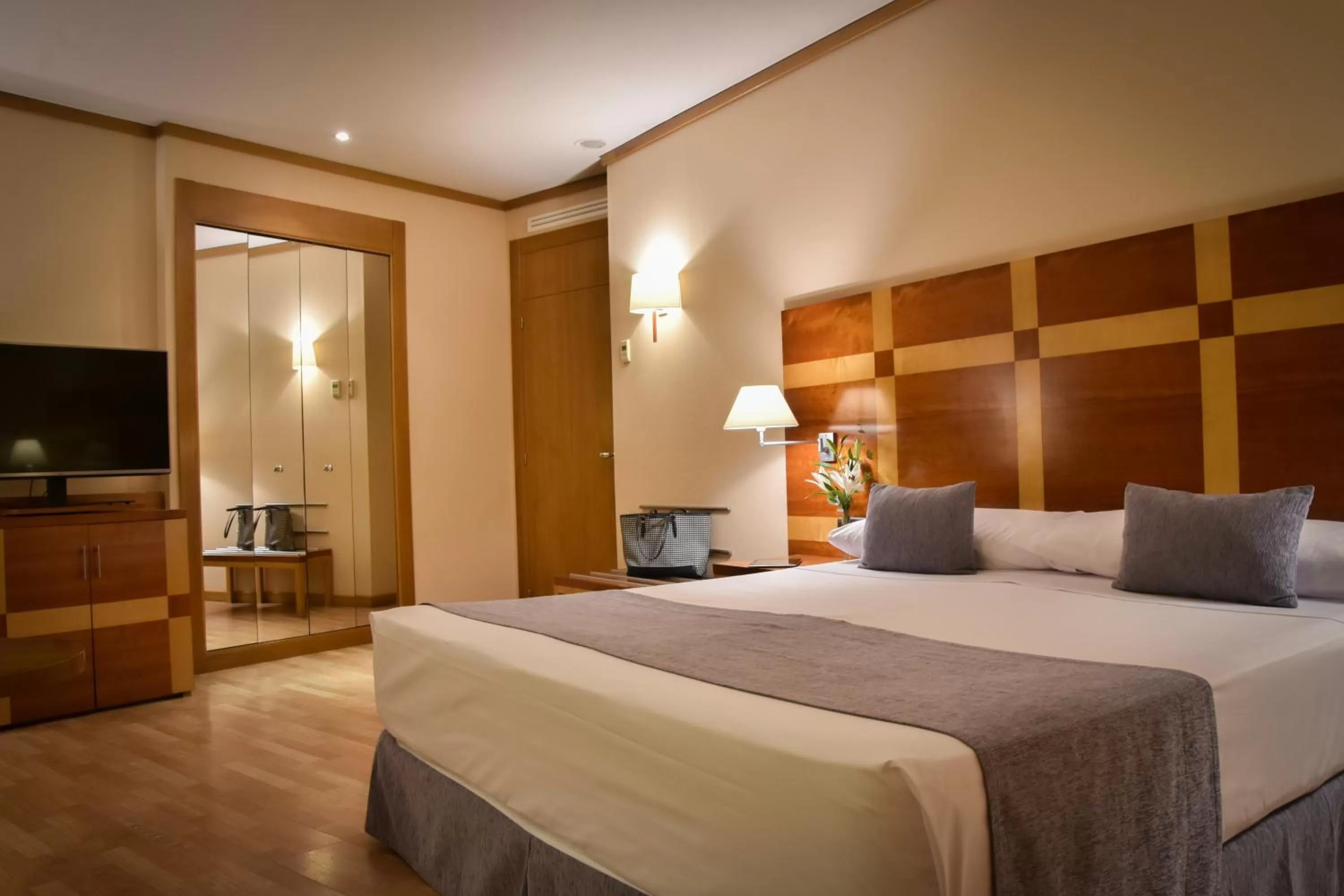 Photo of the whole room, Bed in Senator Parque Central