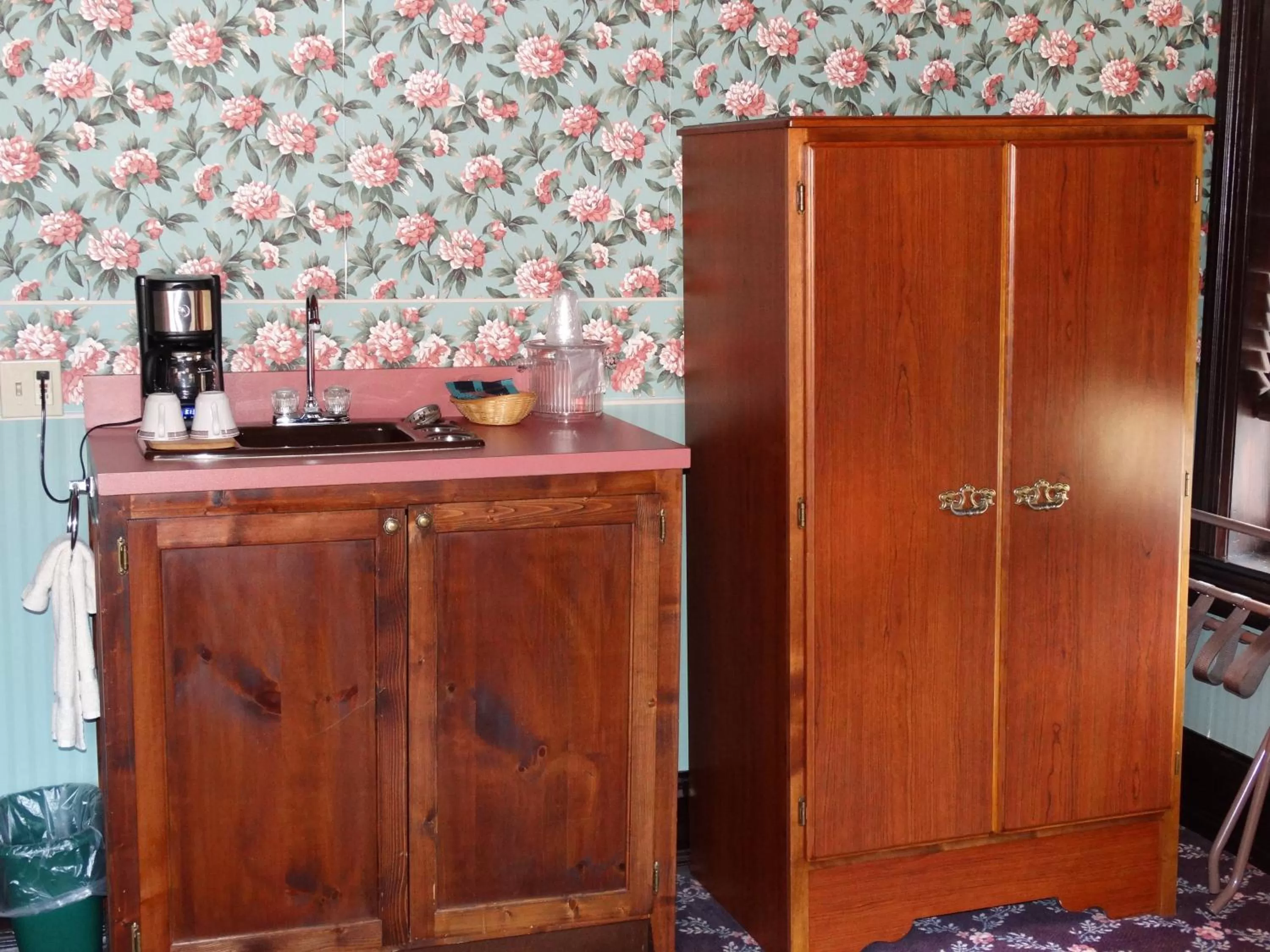 Coffee/tea facilities in Historic Iron Horse Inn - Deadwood
