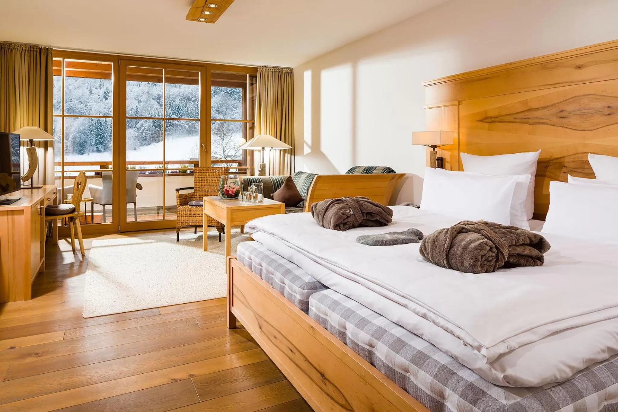 Living room, Bed in Berghotel Rehlegg