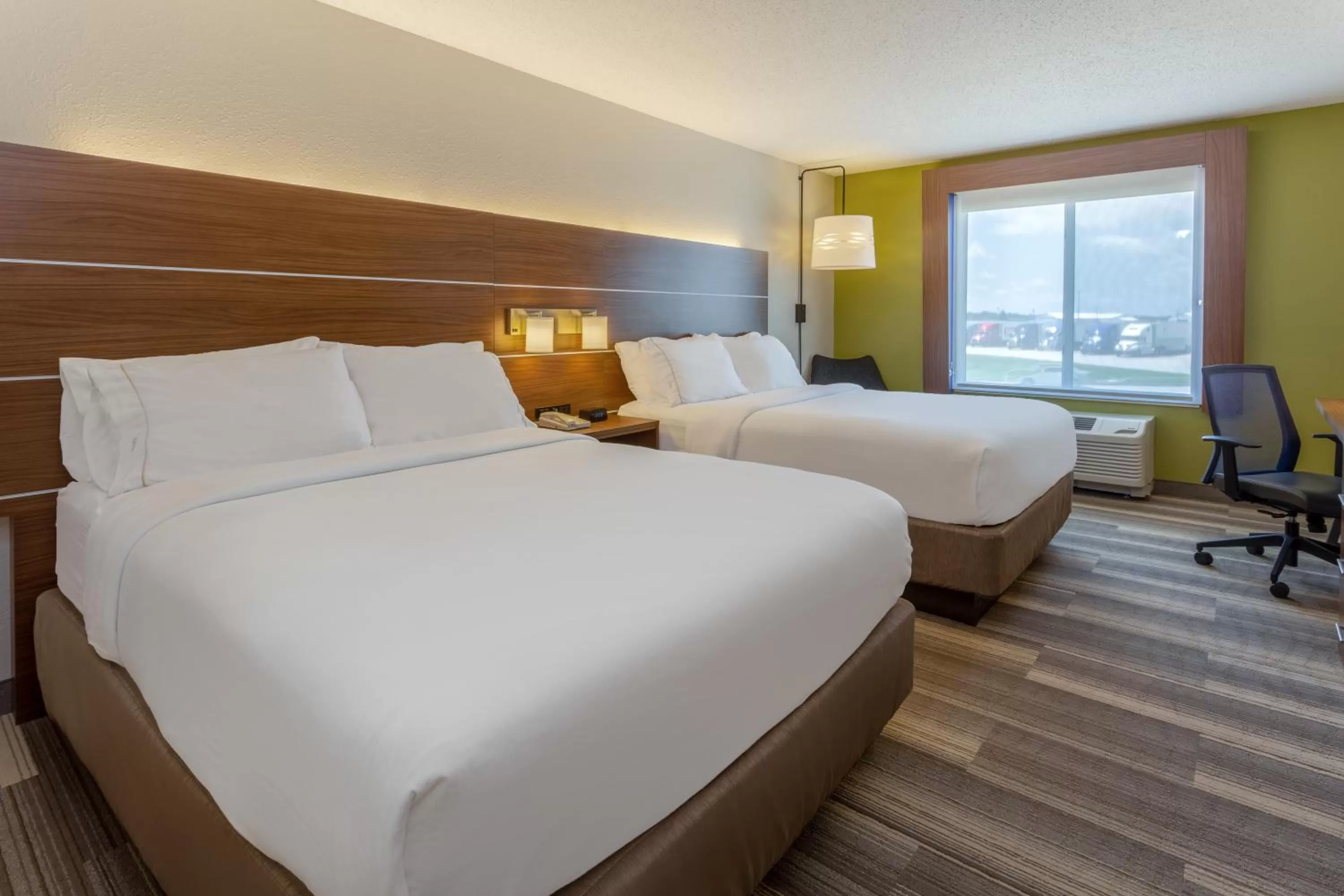 Bedroom, Bed in Holiday Inn Express & Suites St. Louis - Chesterfield by IHG