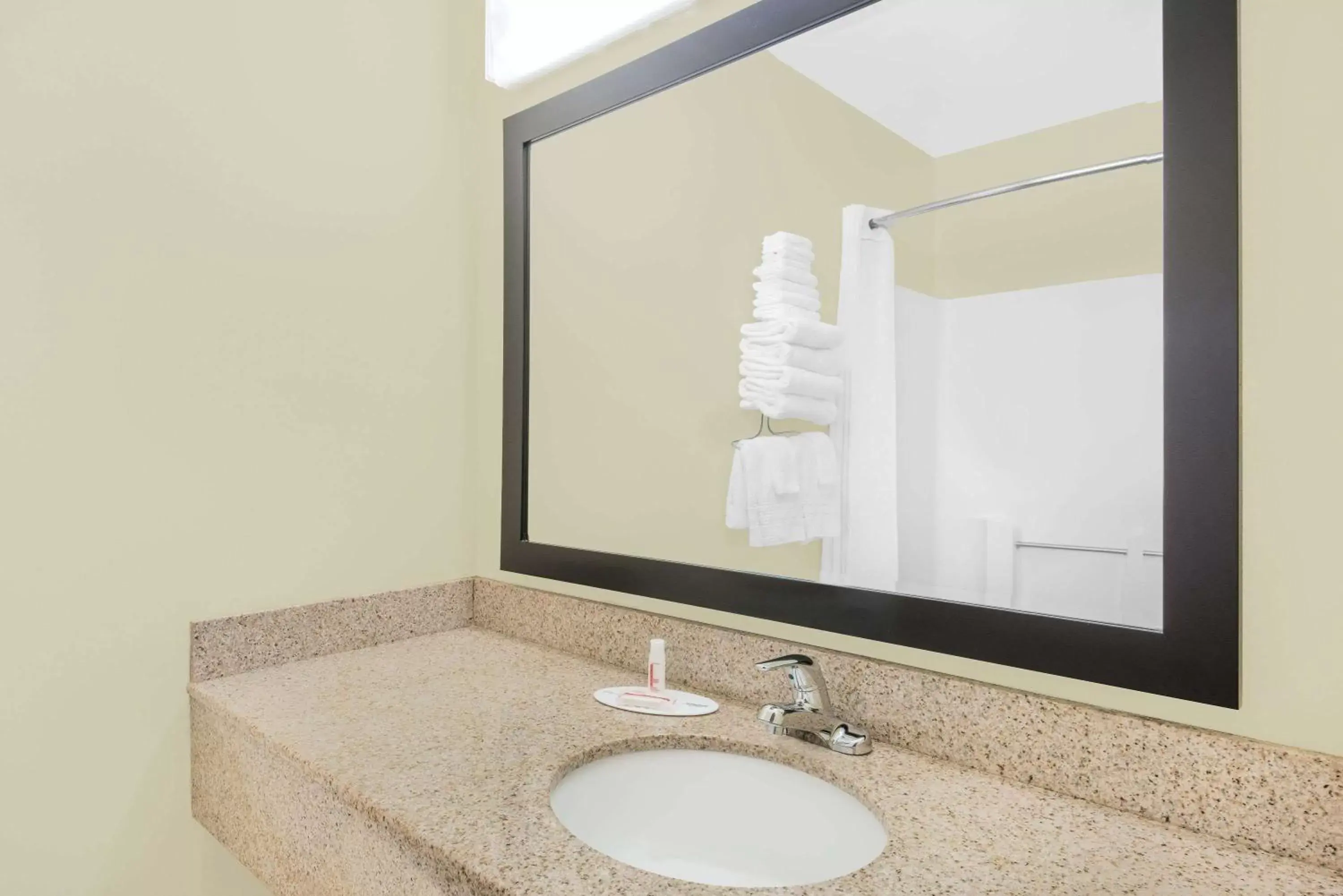 Queen Room - Smoking in Super 8 by Wyndham Ottumwa Queen Room - Smoking in Super 8 by Wyndham Ottumwa