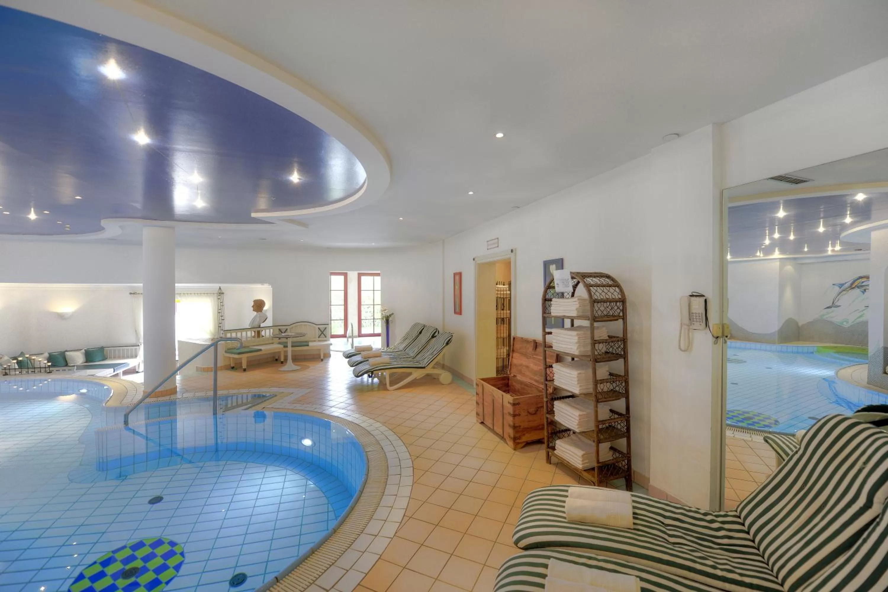 Swimming pool in Hotel Zum Jungen Römer