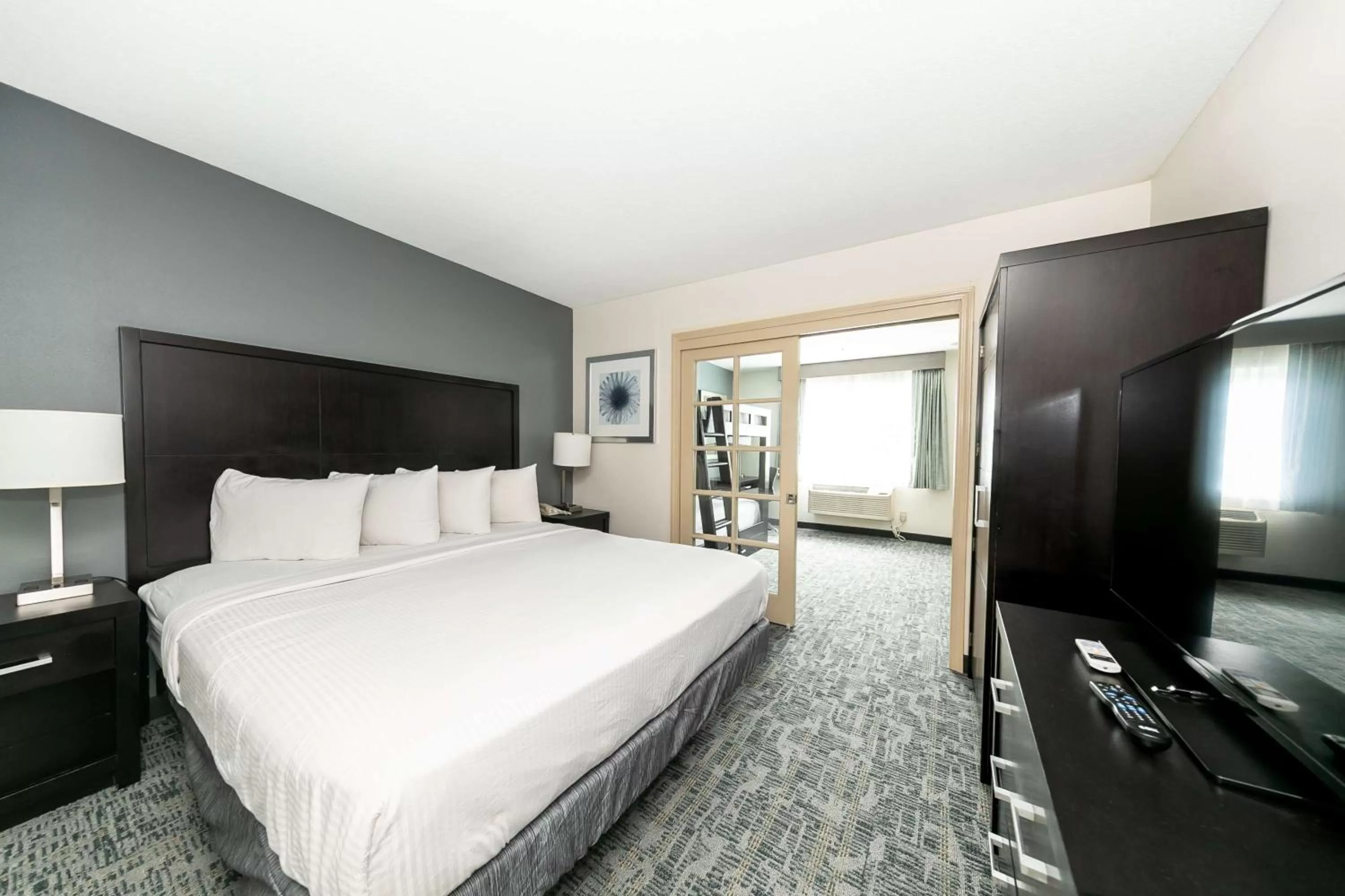 Bedroom in Best Western Inn & Suites San Diego Zoo -SeaWorld Area