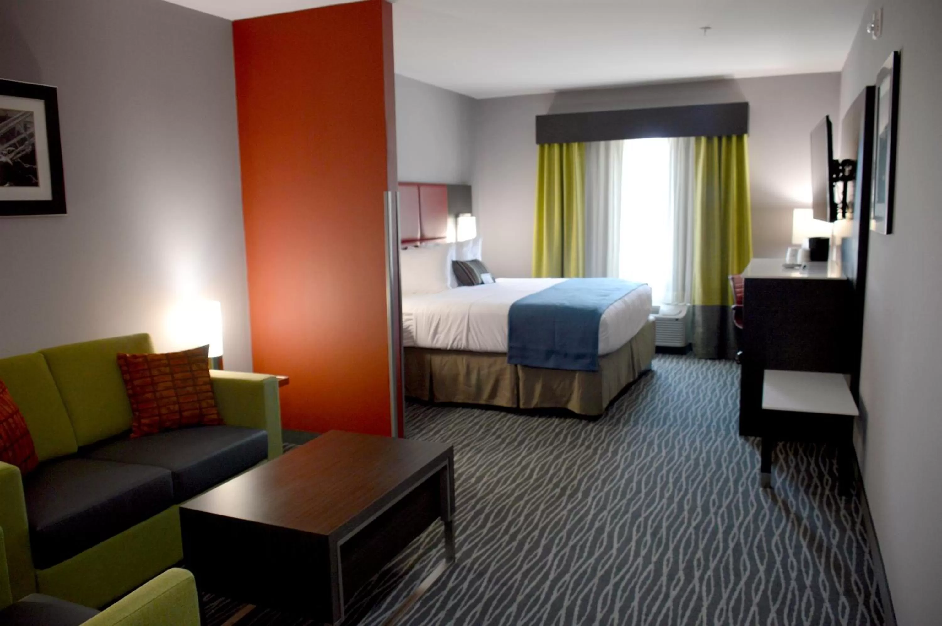 Photo of the whole room, Bed in Best Western Plus Airport Inn & Suites