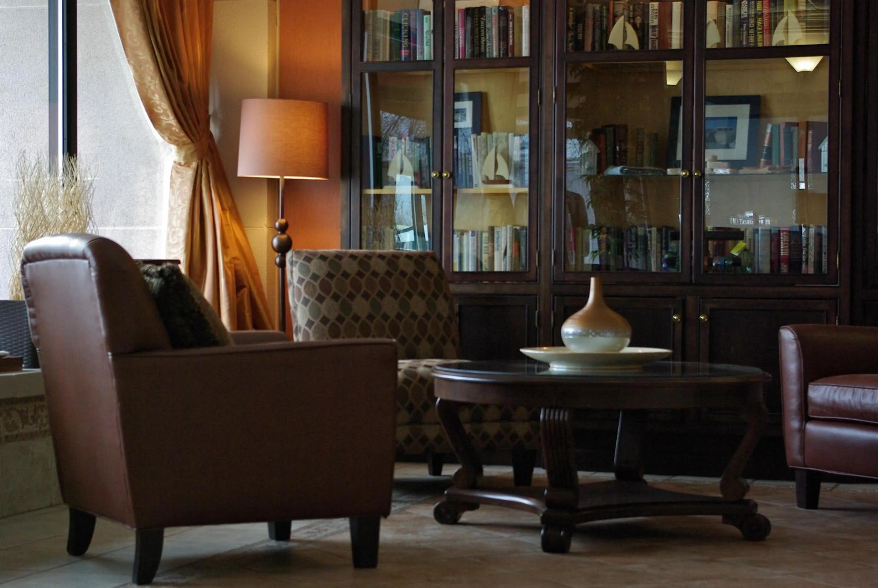 Communal lounge/ TV room in Maritime Inn Antigonish