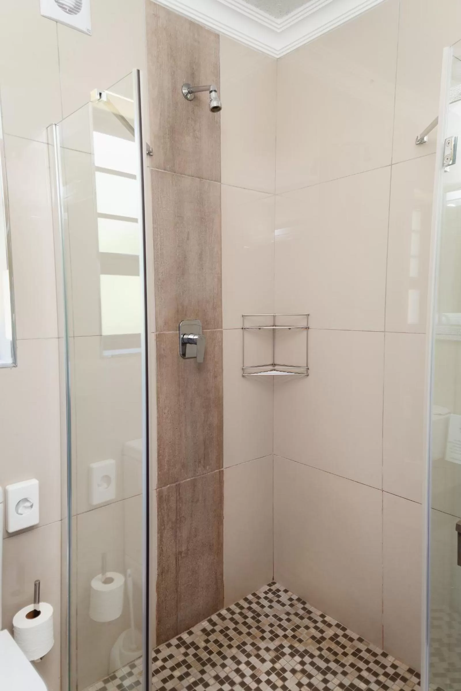 Shower in Loerie Guest Lodge