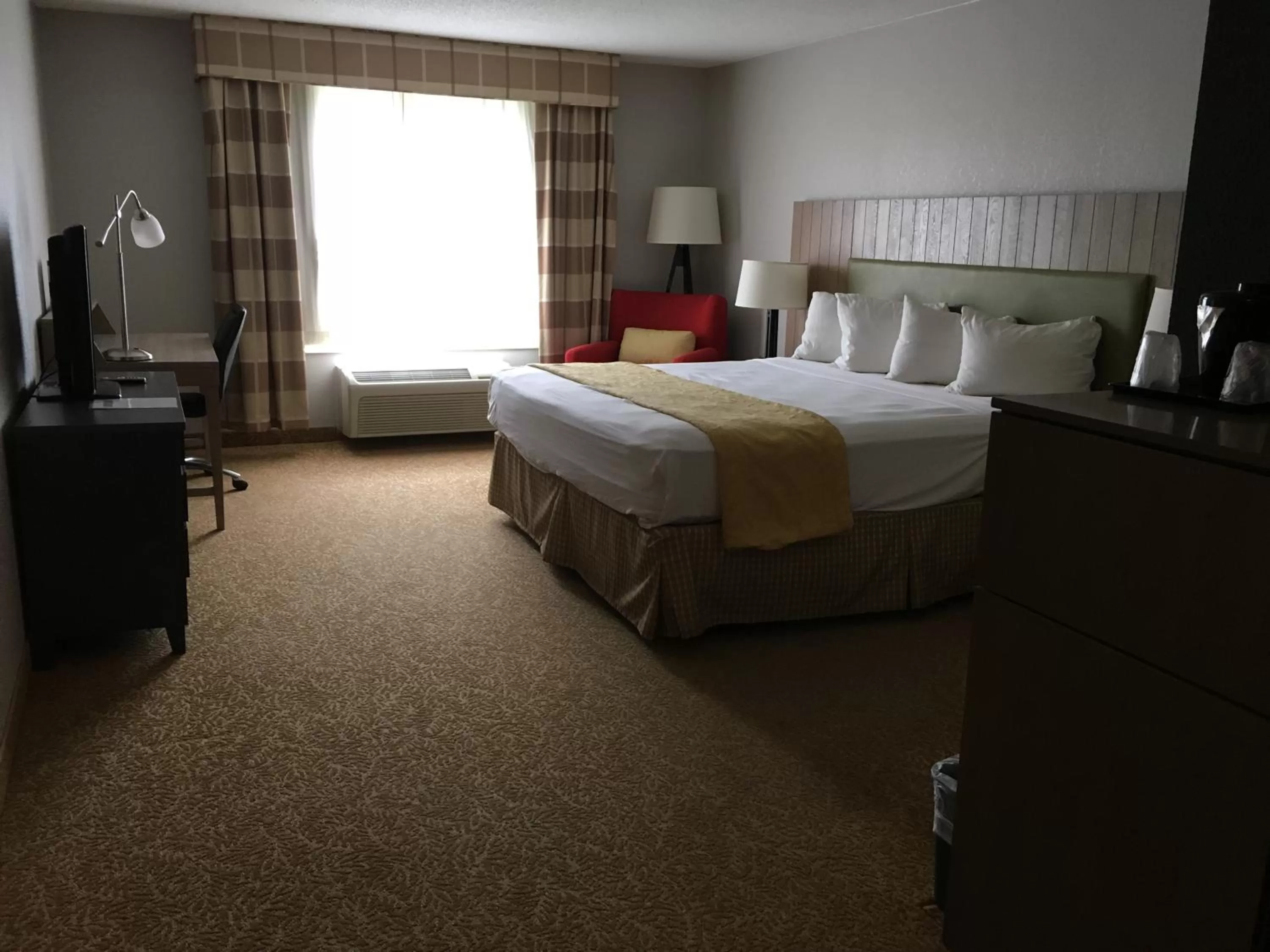 Bed in Country Inn & Suites by Radisson, Minneapolis-Shakopee