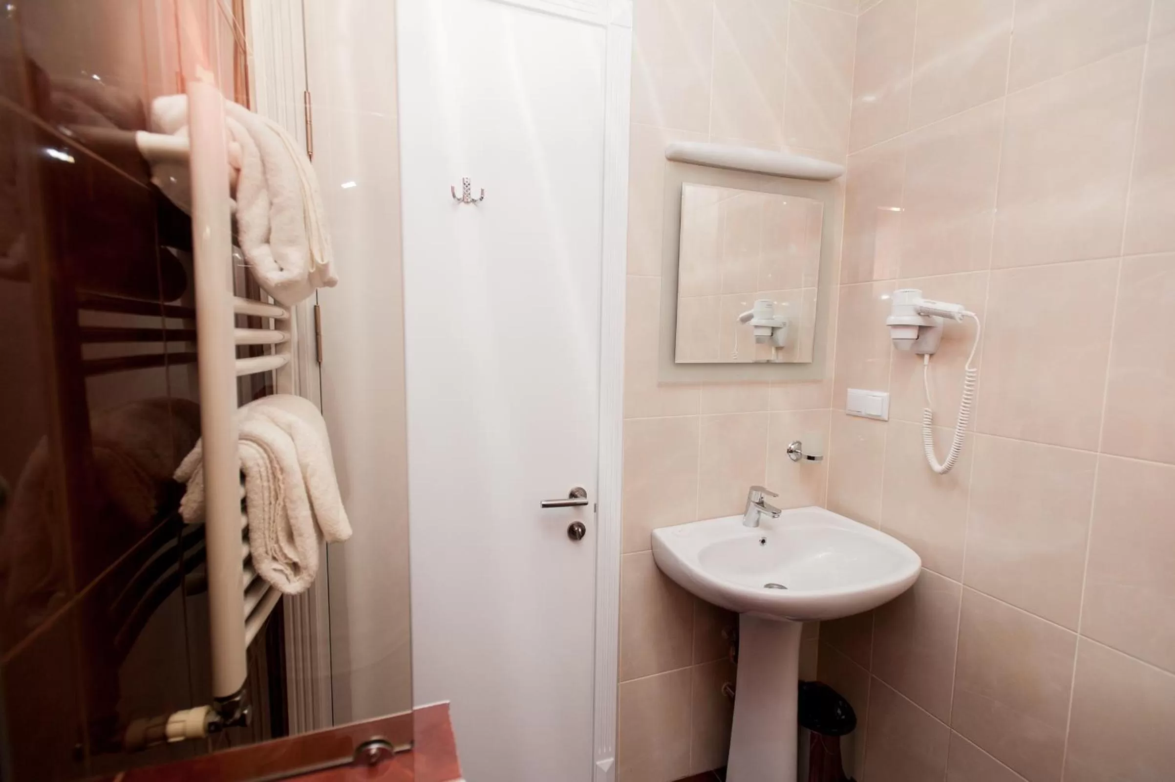 Bathroom in Piazza Four Colours