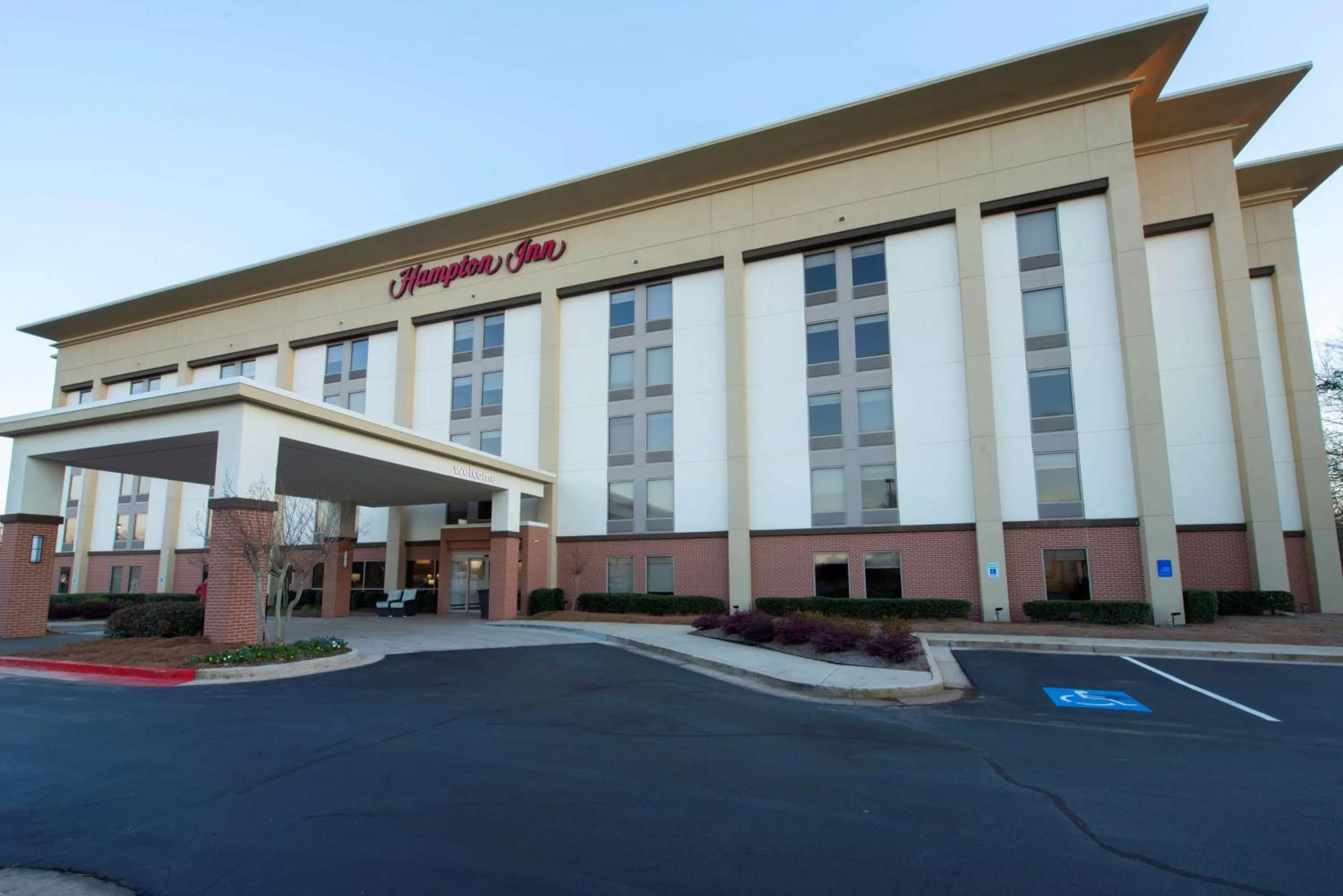 Property building in Hampton Inn Hotel Atlanta-Southlake