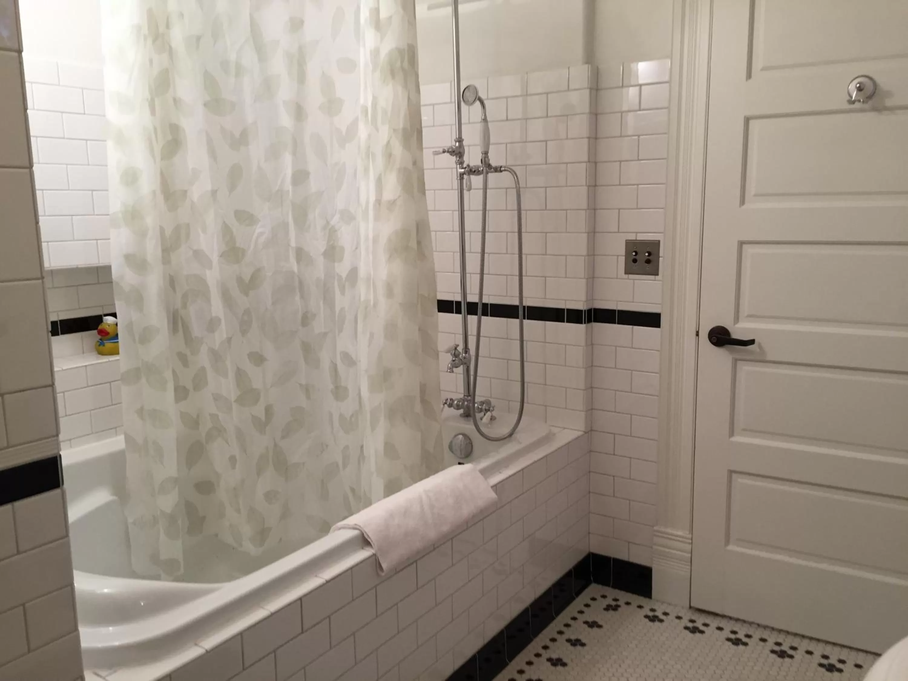 Bathroom in Alaska's Capital Inn Bed and Breakfast