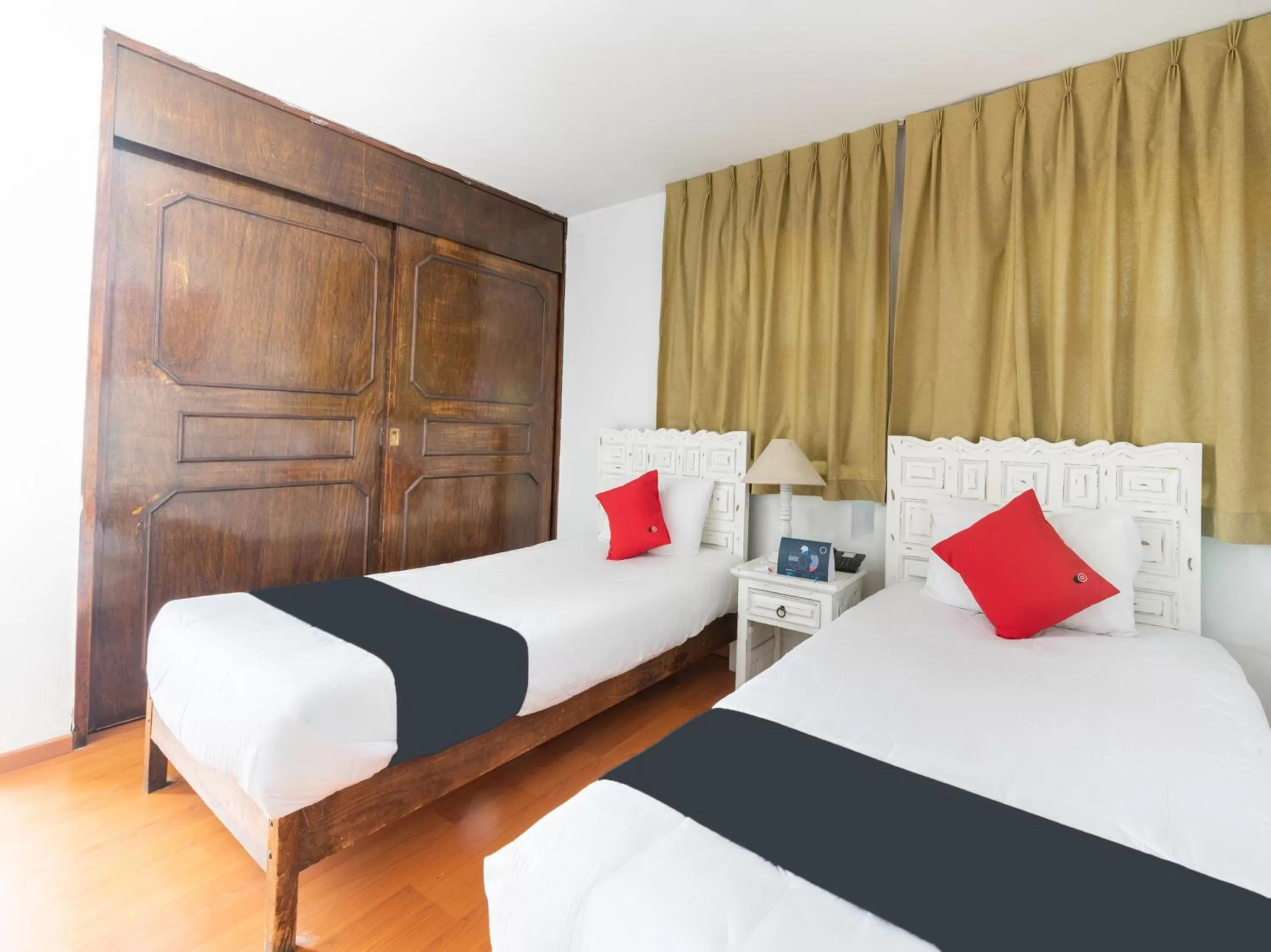 Bedroom, Bed in Suites Internacional