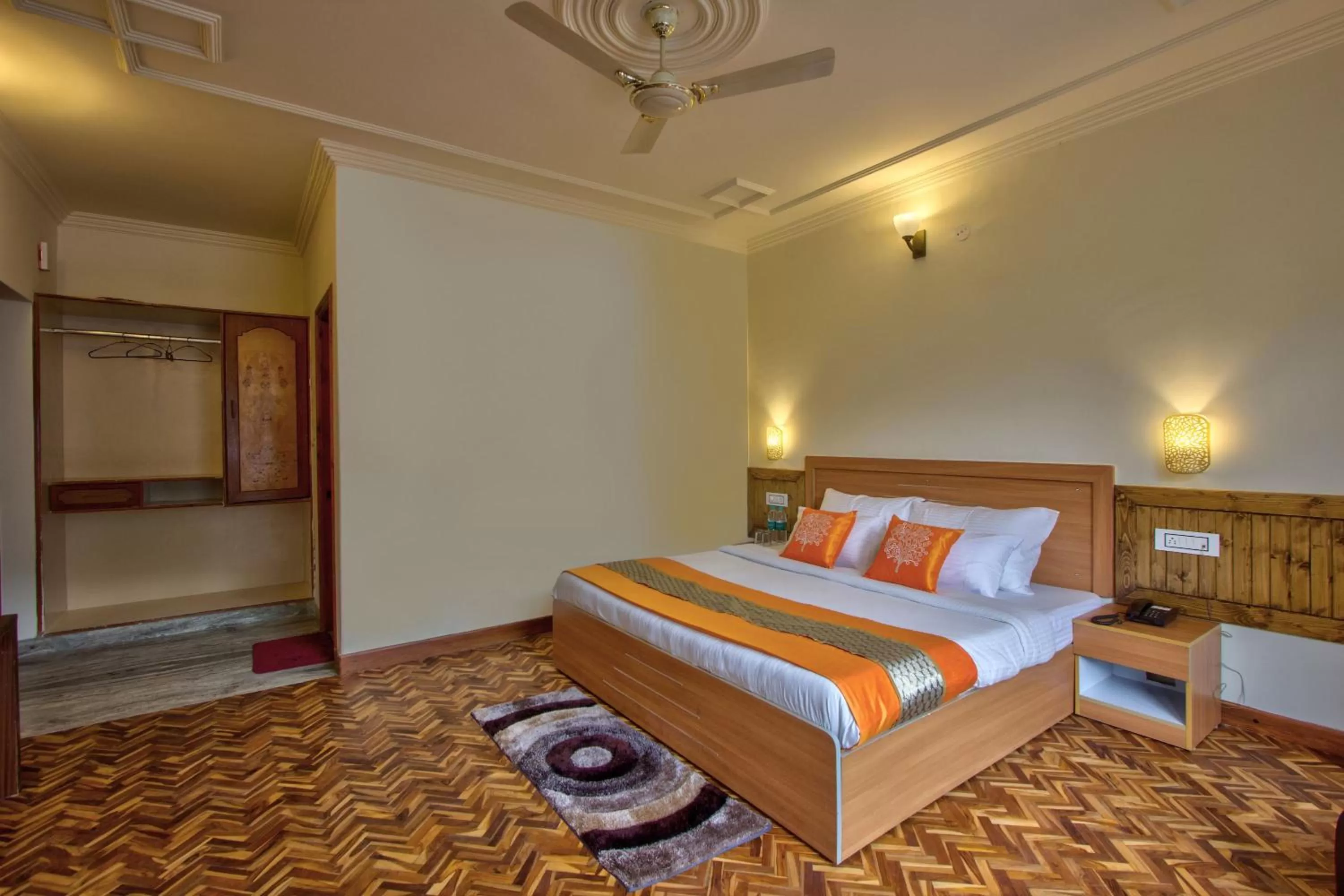 Photo of the whole room, Bed in Woodstock Inn Manali 800 Mtrs from Mall Road