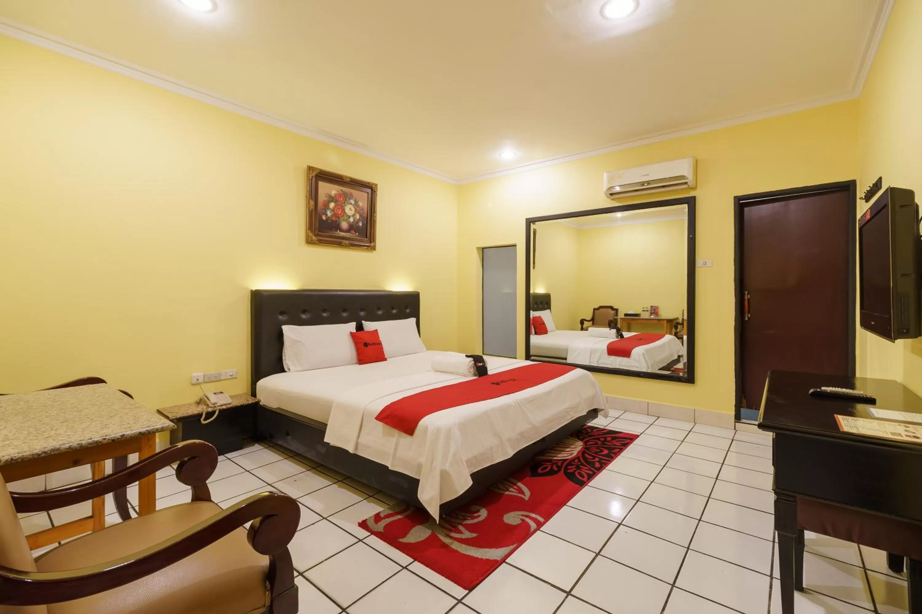 Photo of the whole room, Bed in RedDoorz Plus near Ancol