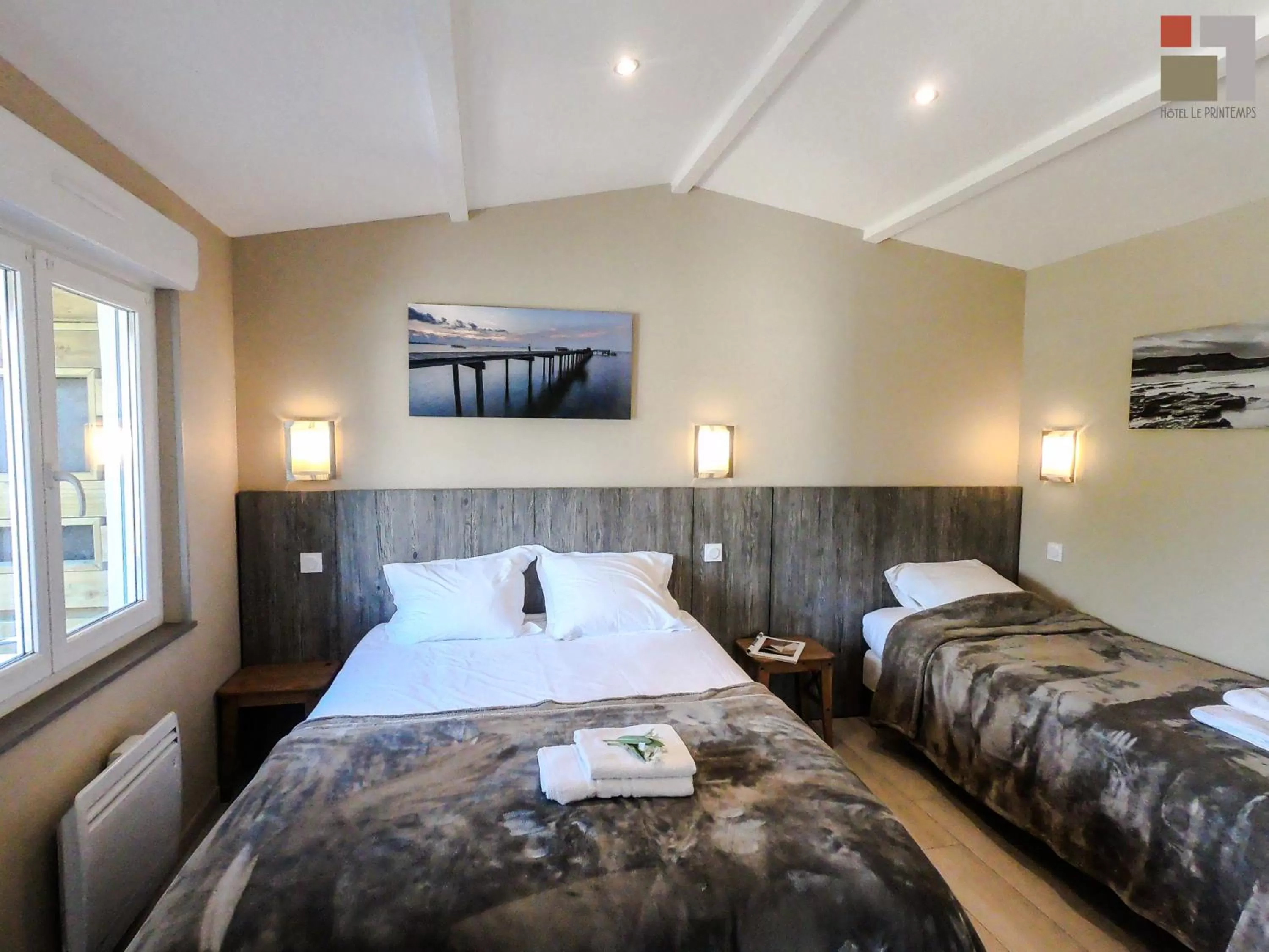 Bed in Hôtel Le Printemps