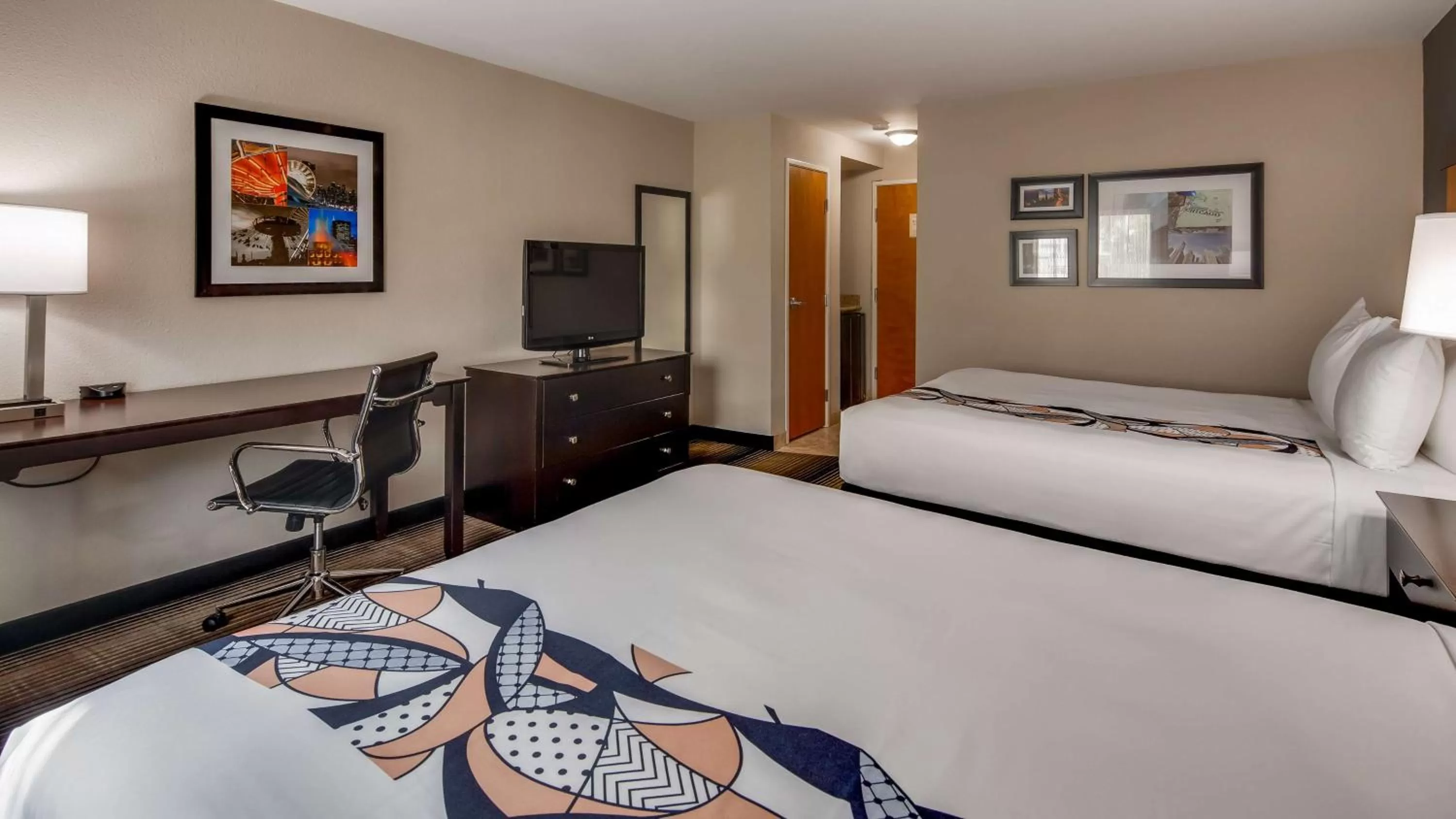 Photo of the whole room, Bed in Best Western Plus Hyde Park Chicago Hotel