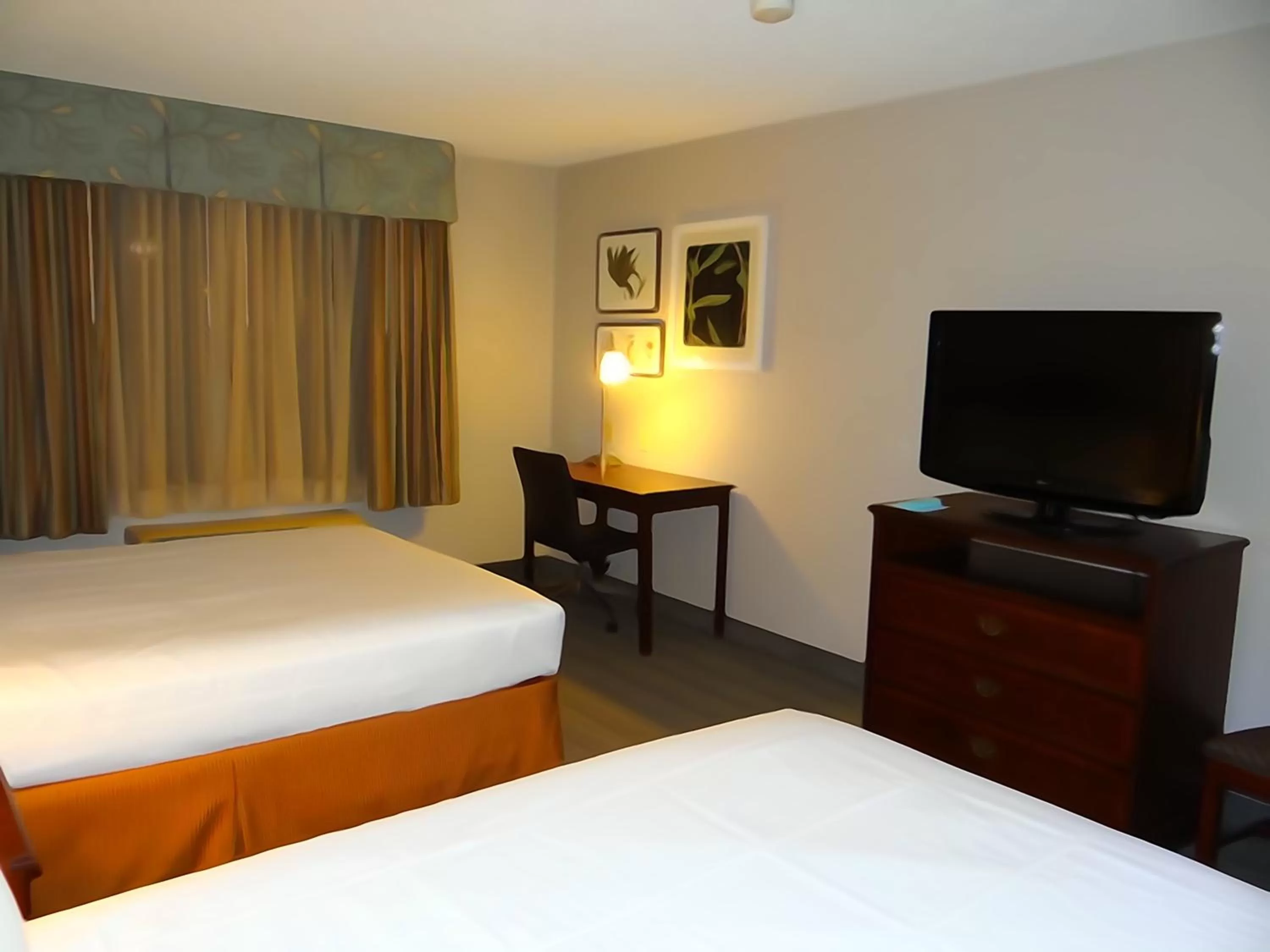 Queen Room with Roll-In Shower - Disability Access in Country Inn & Suites by Radisson, Salisbury, MD