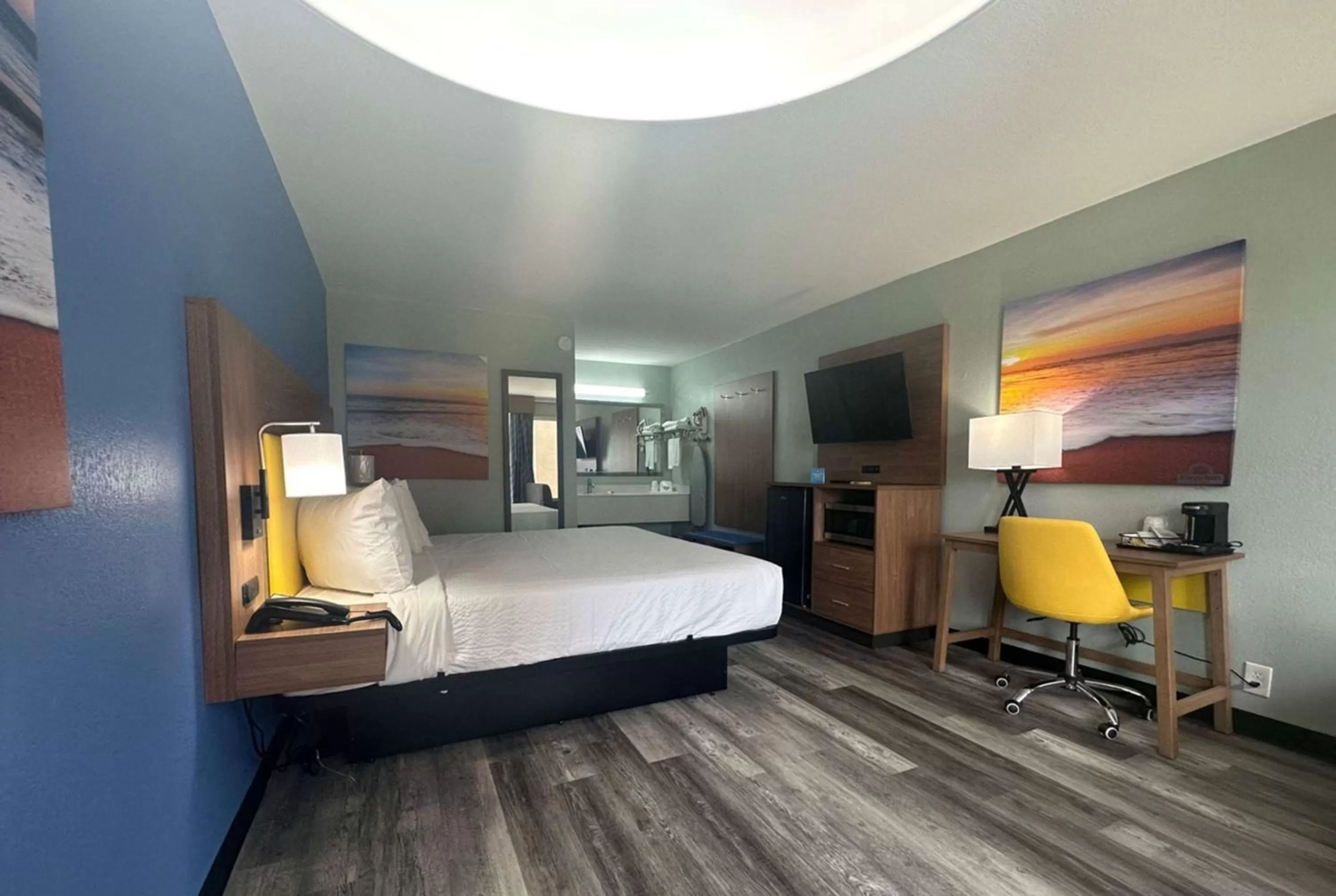 Photo of the whole room, Bed in Days Inn & Suites by Wyndham Jennings