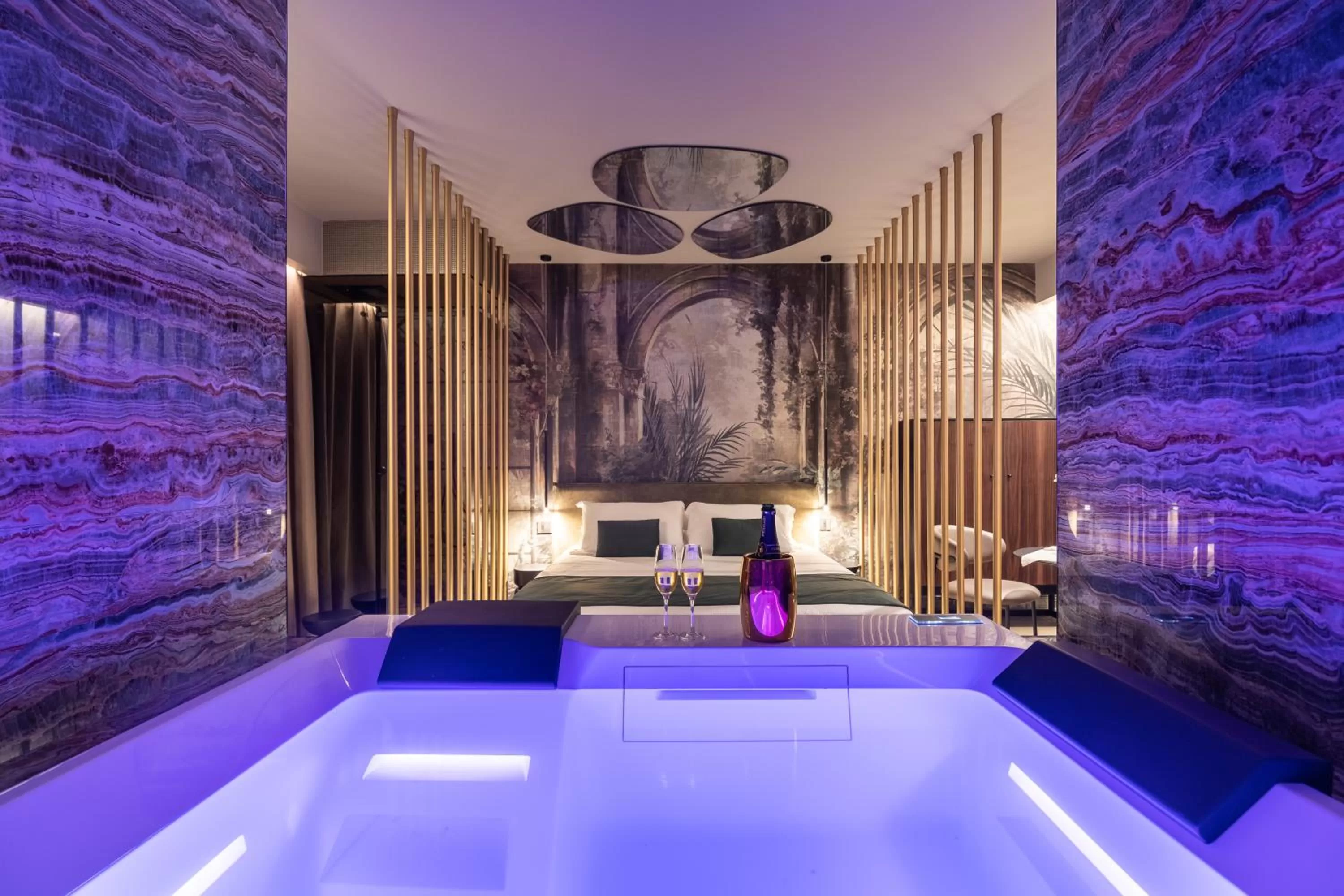 Hot Tub, Swimming Pool in Aquasuite