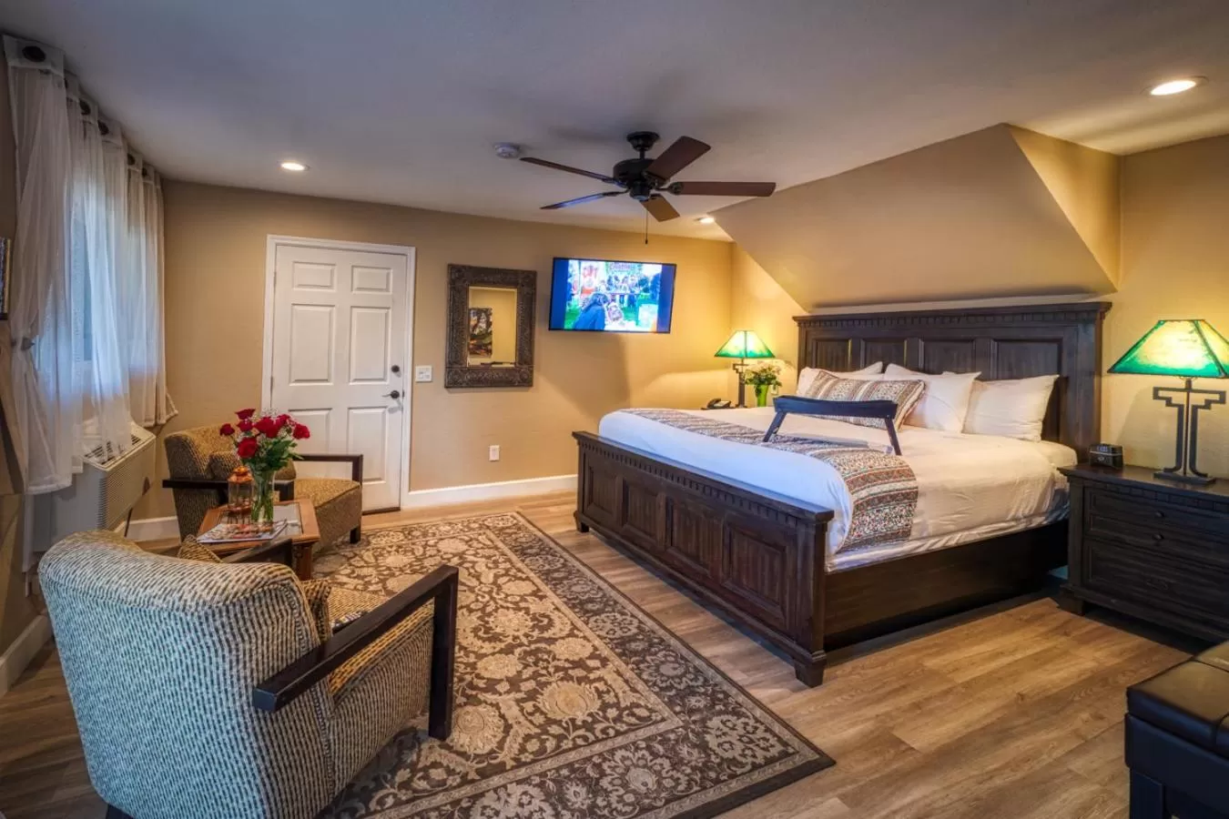 Bed in Lantern Light Inn - Romantic Getaway