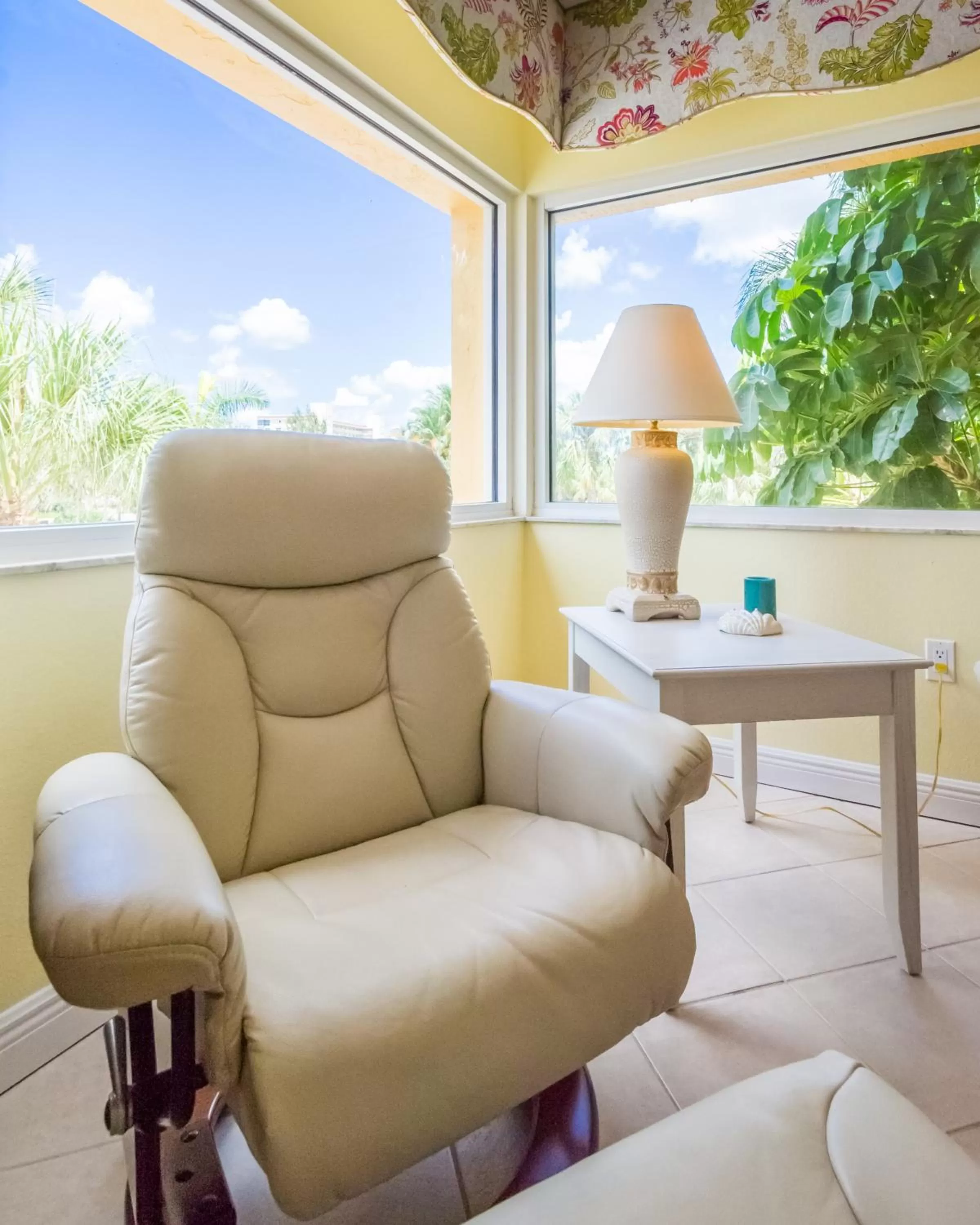 Seating area in Inn at the Beach-Venice FLORIDA