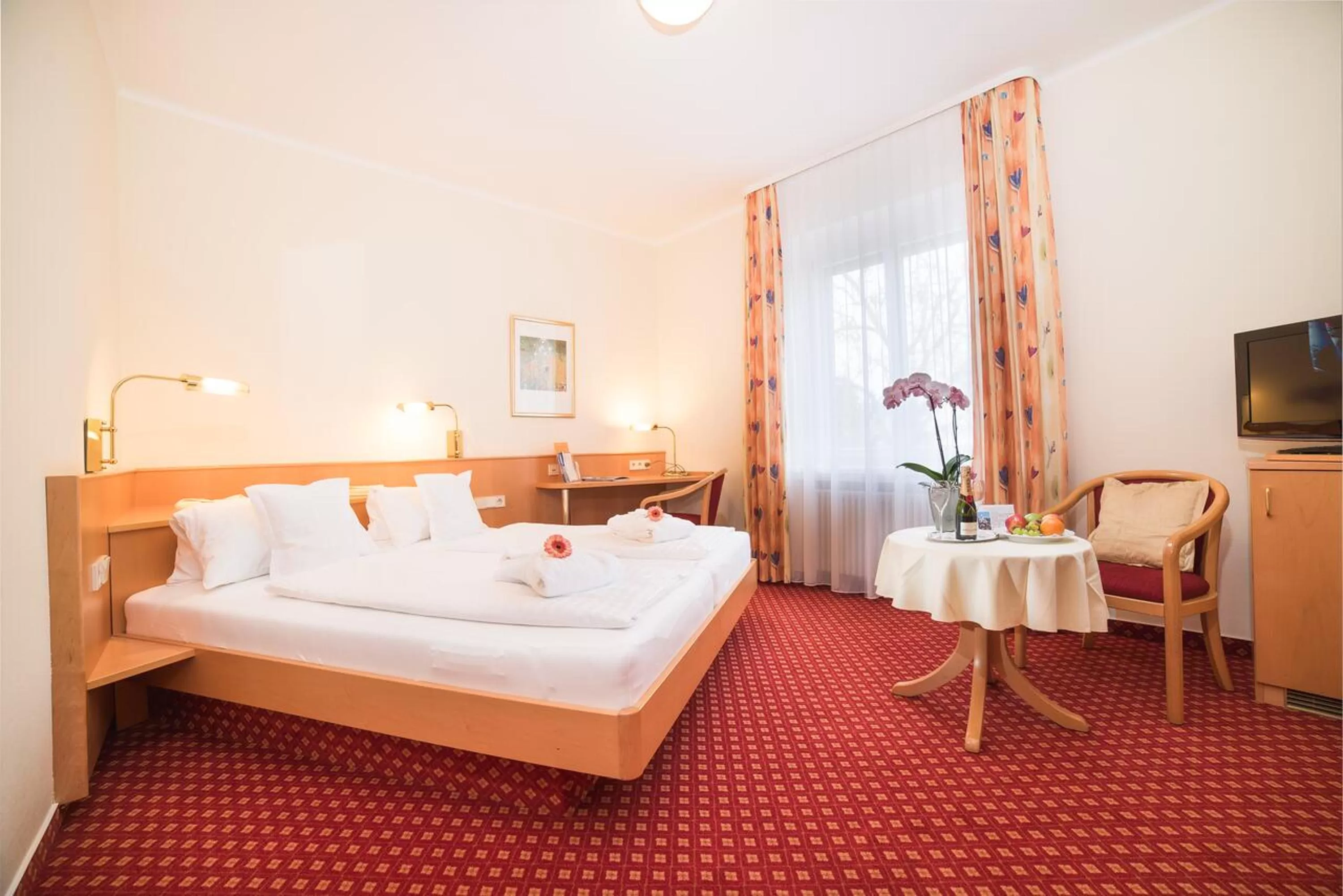 Photo of the whole room, Bed in Strandhotel Löchnerhaus