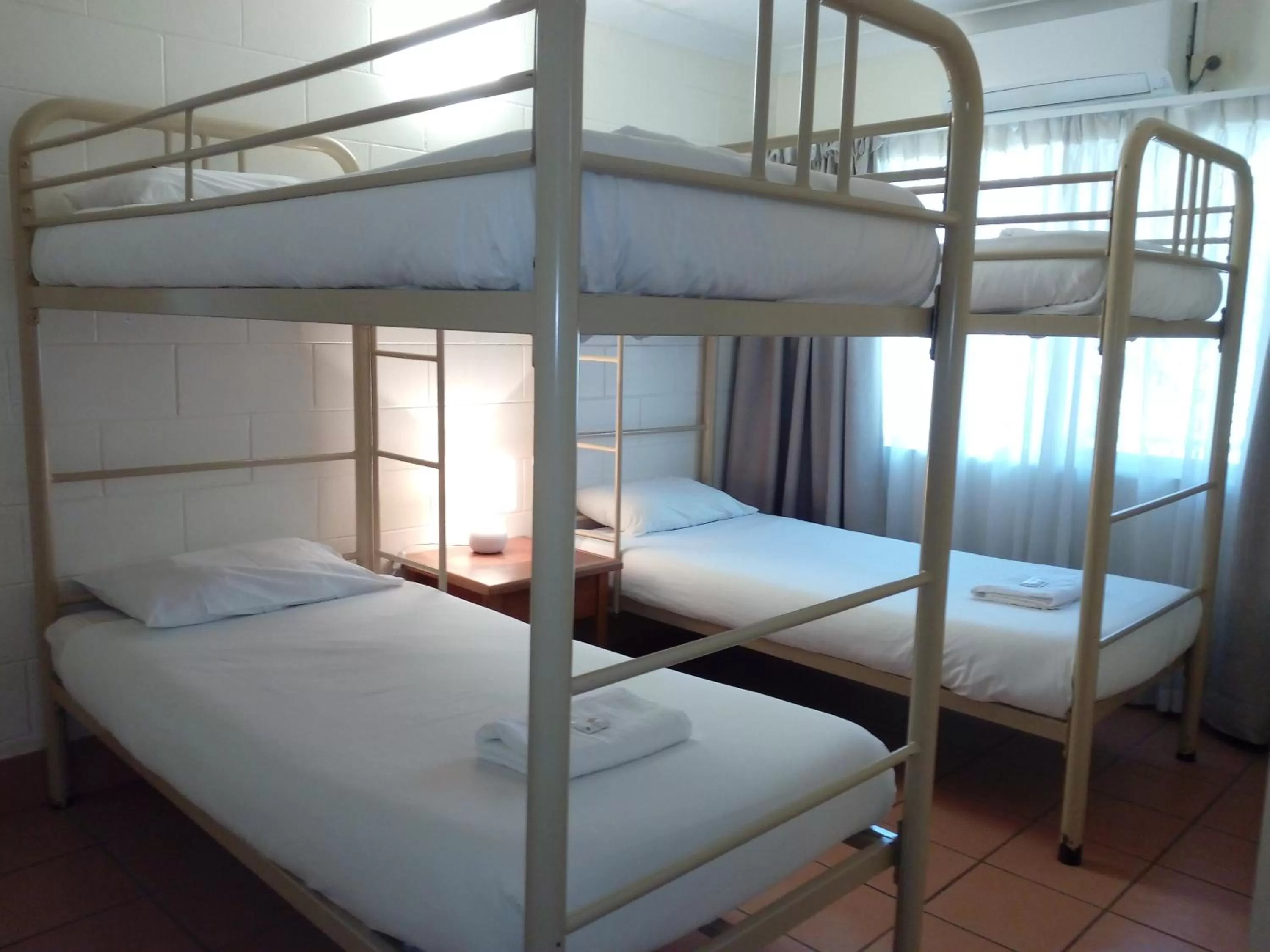 bunk bed, Bed in Lake Central Cairns