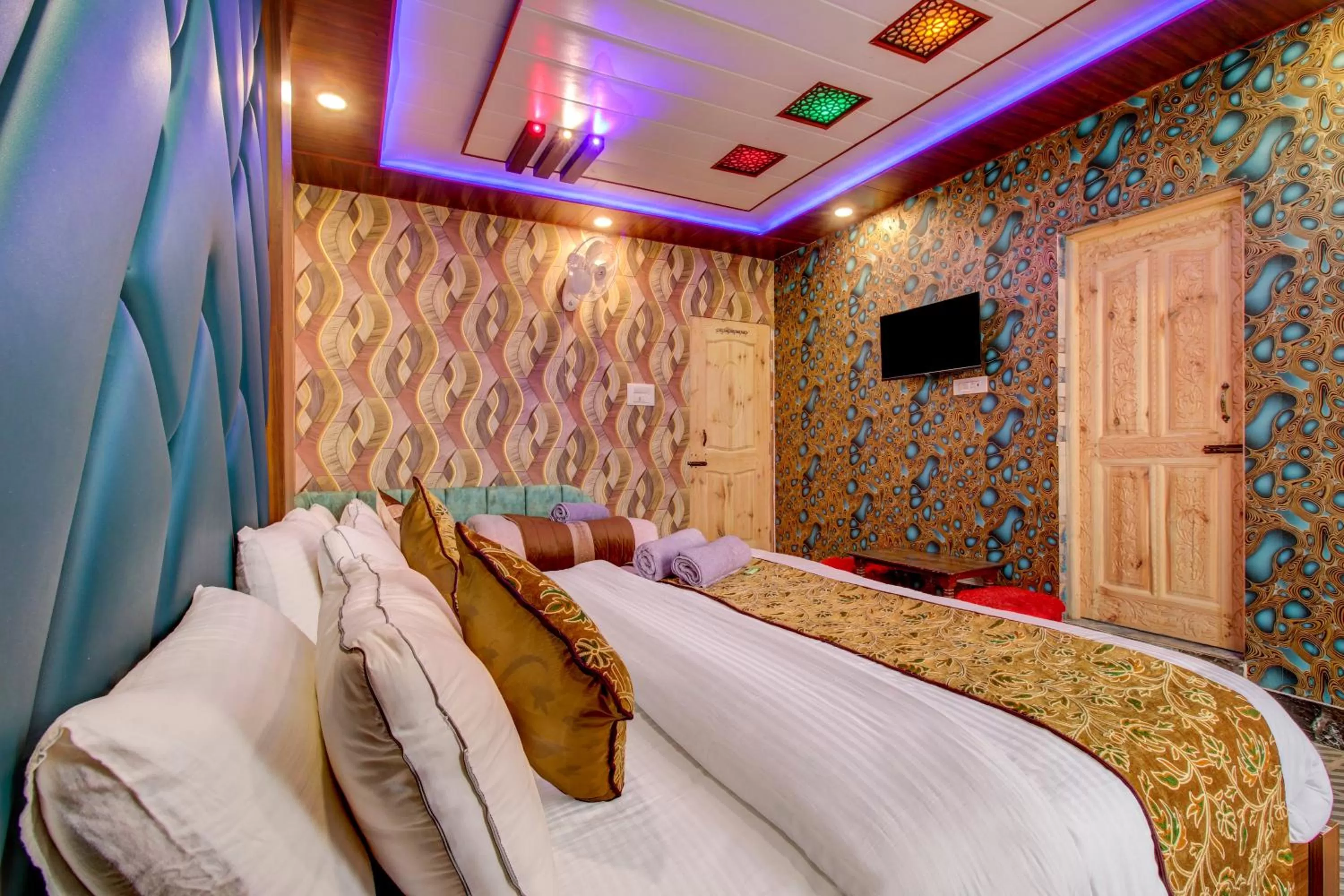 Bed in HOTEL ROYAL HAMEED