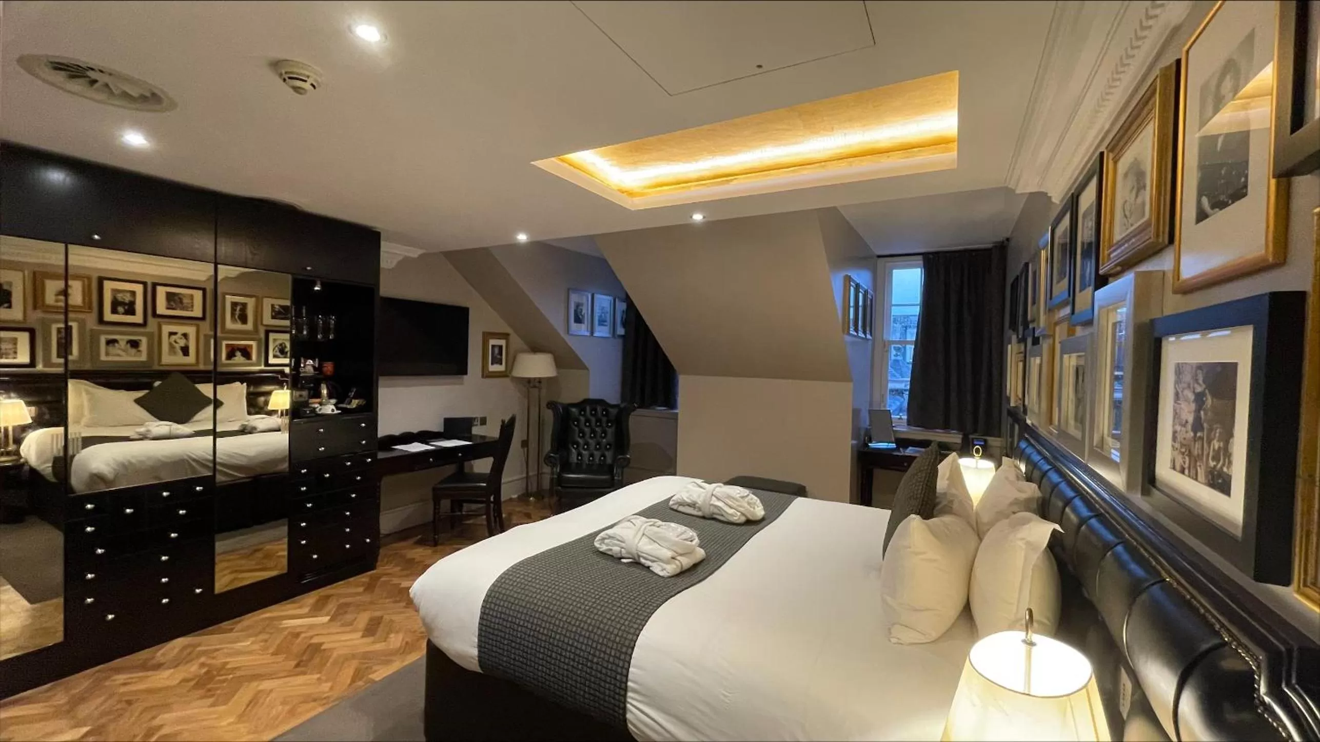 Bedroom, Bed in Le Monde Hotel