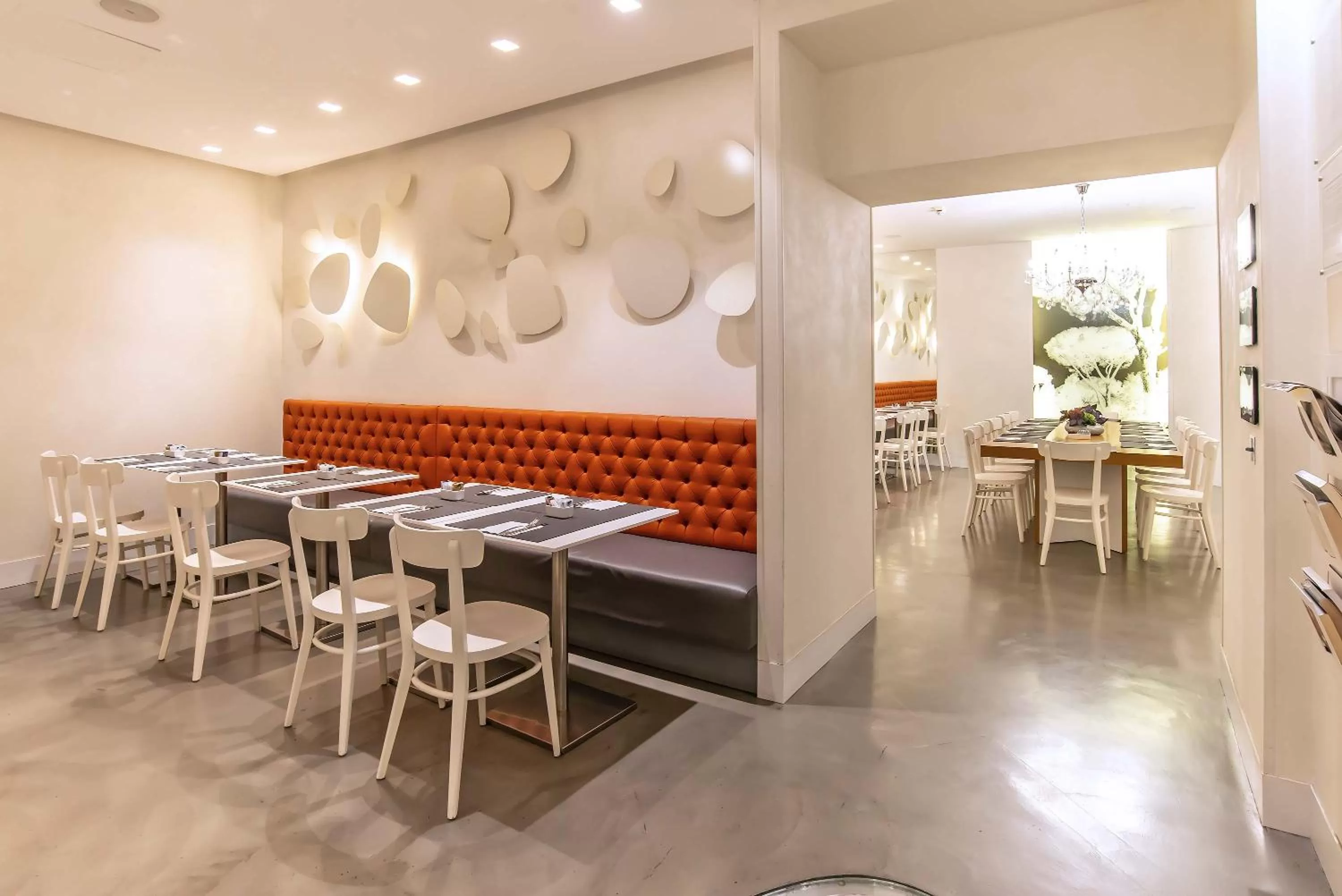 Restaurant/places to eat in Hotel White