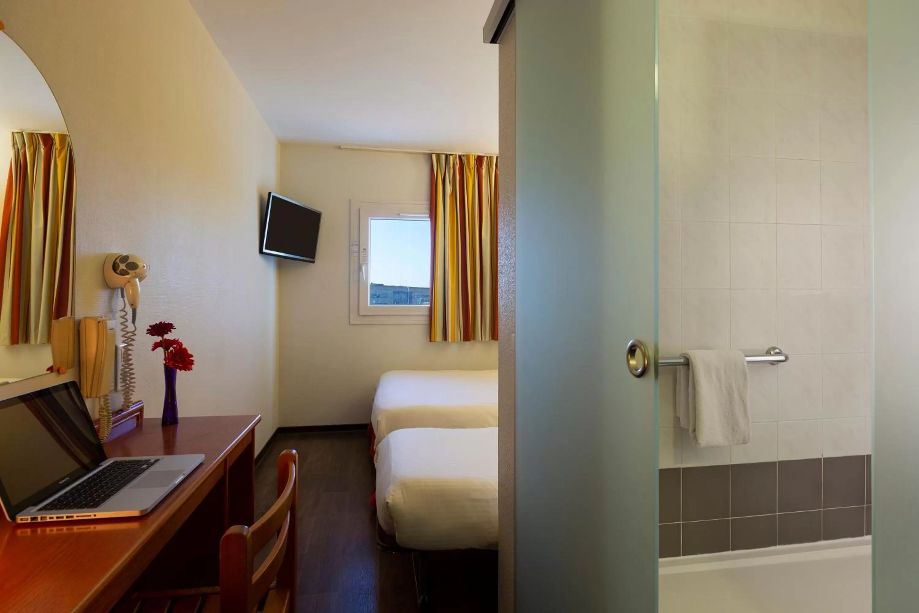 Bed in B&B HOTEL Colmar Lumière