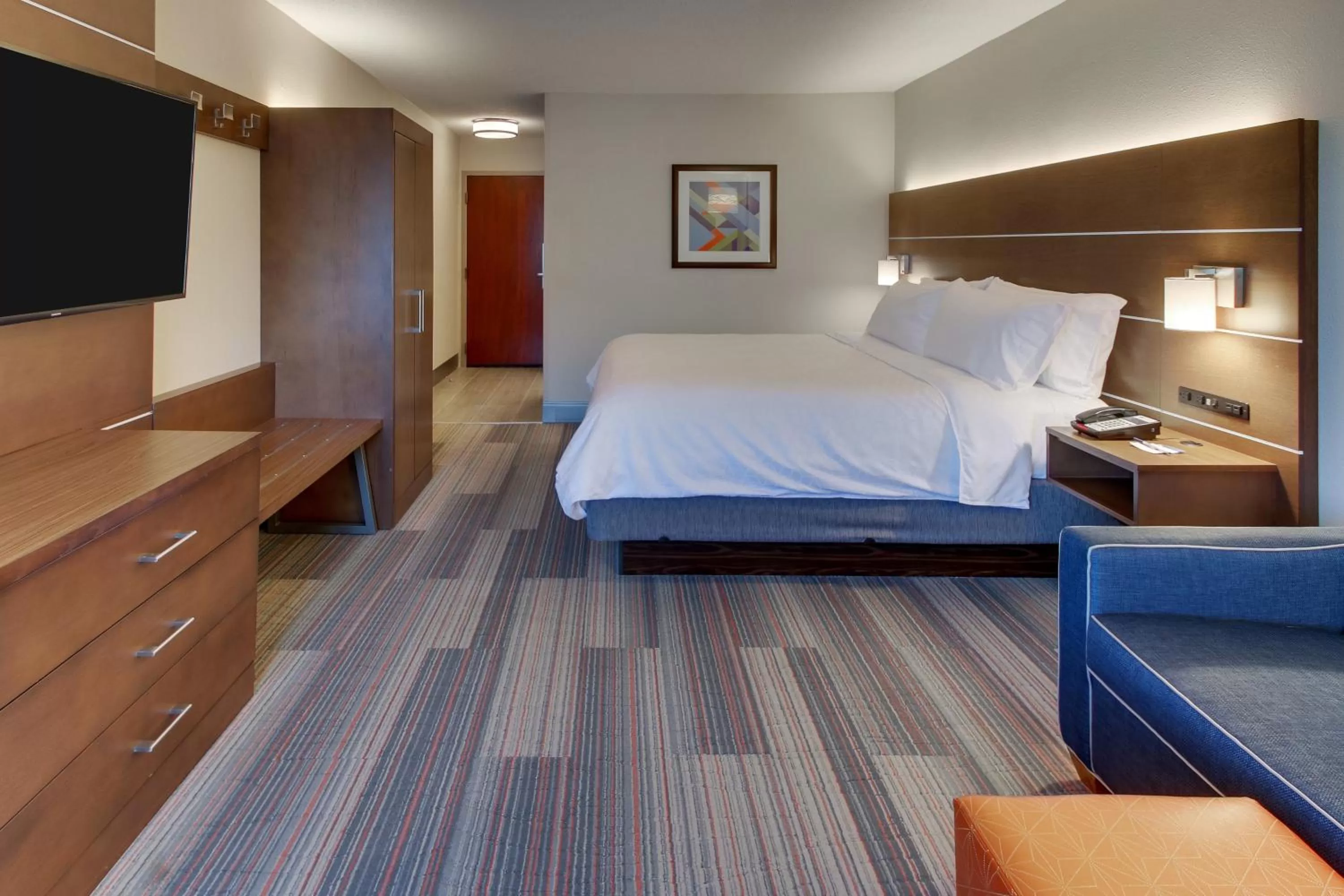 Photo of the whole room, Bed in Holiday Inn Express & Suites Atlanta Perimeter Mall Hotel by IHG