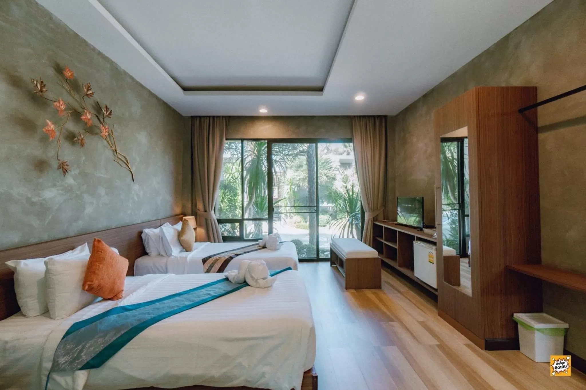 Photo of the whole room, Bed in Blue River Resort