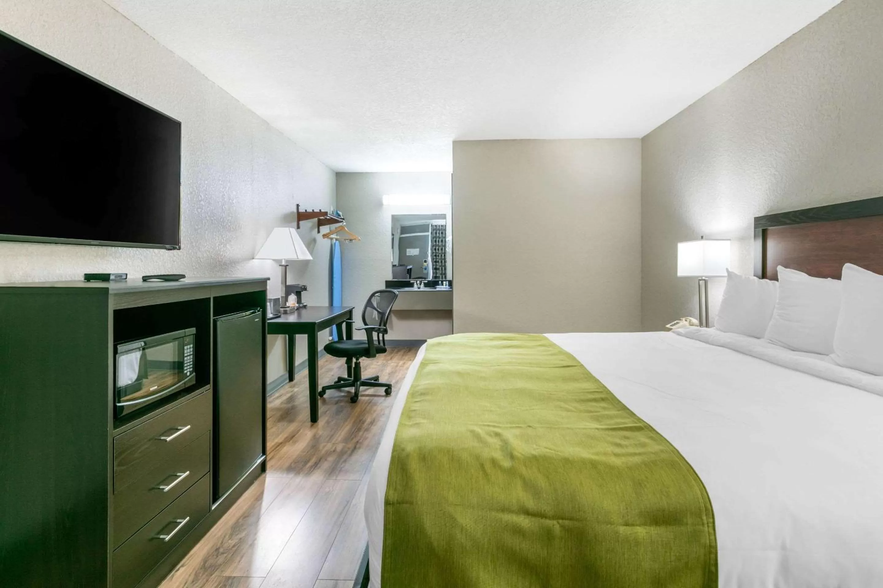 Photo of the whole room, Bed in Rodeway Inn Kingston Springs