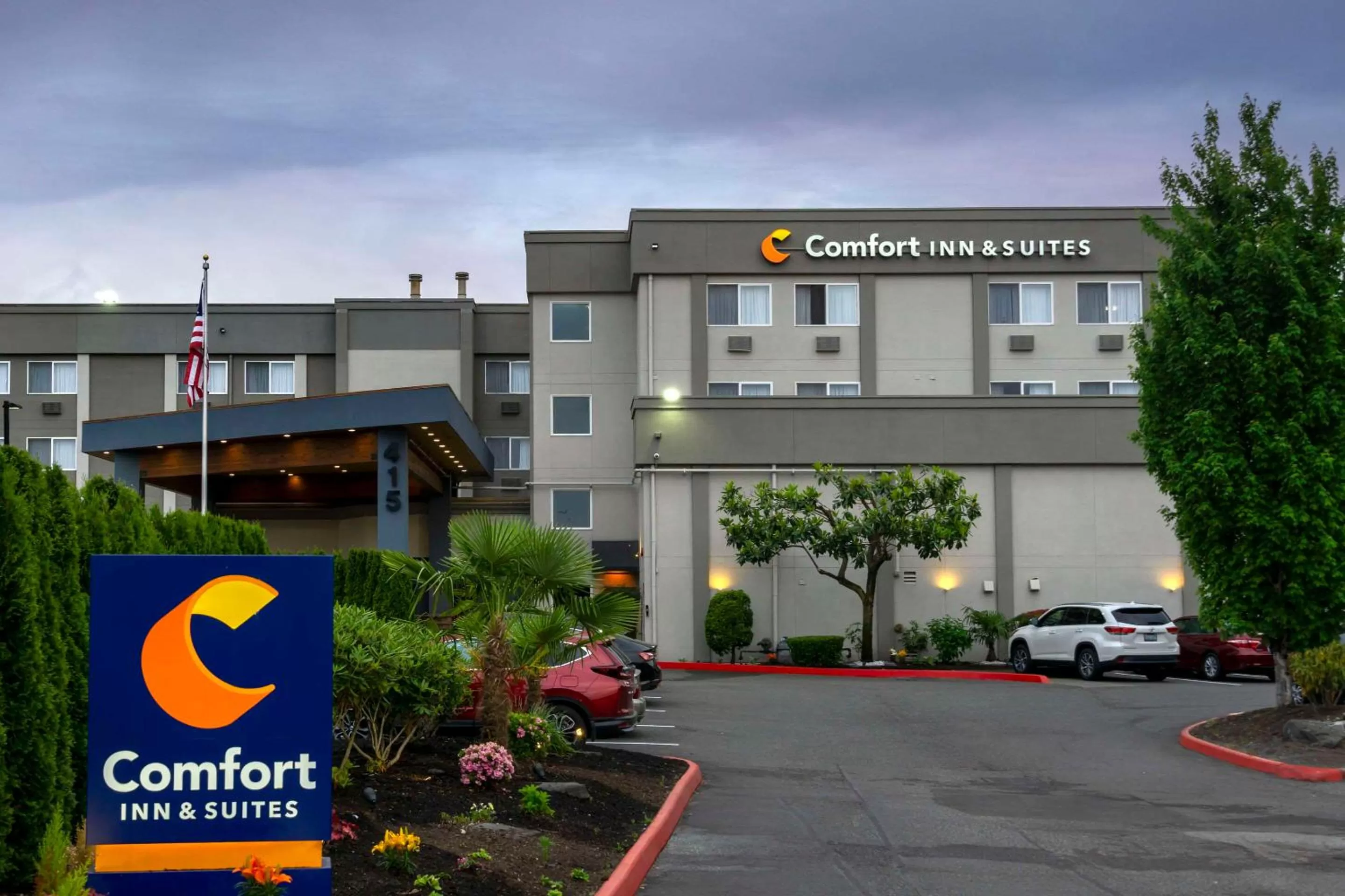 Property building in Comfort Inn & Suites Pacific - Auburn