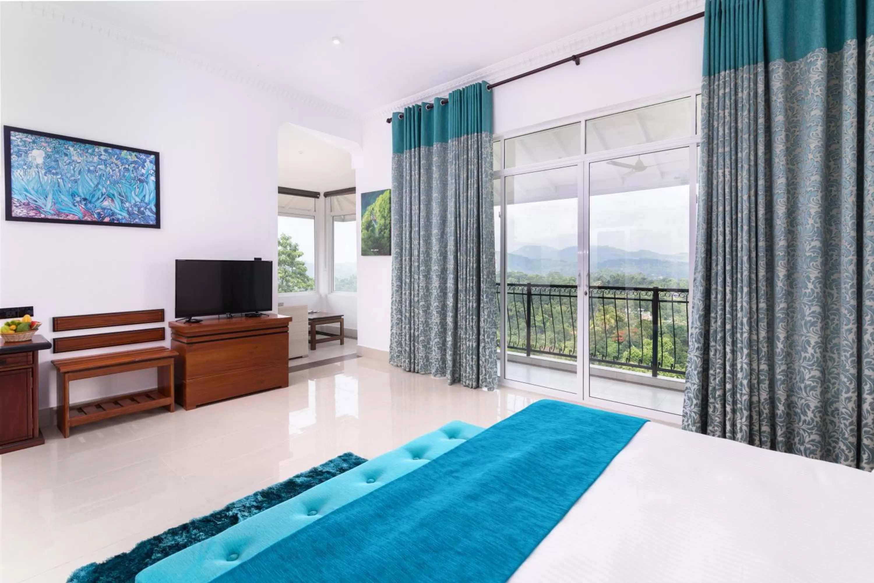 Photo of the whole room, Bed in Elegant Hotel