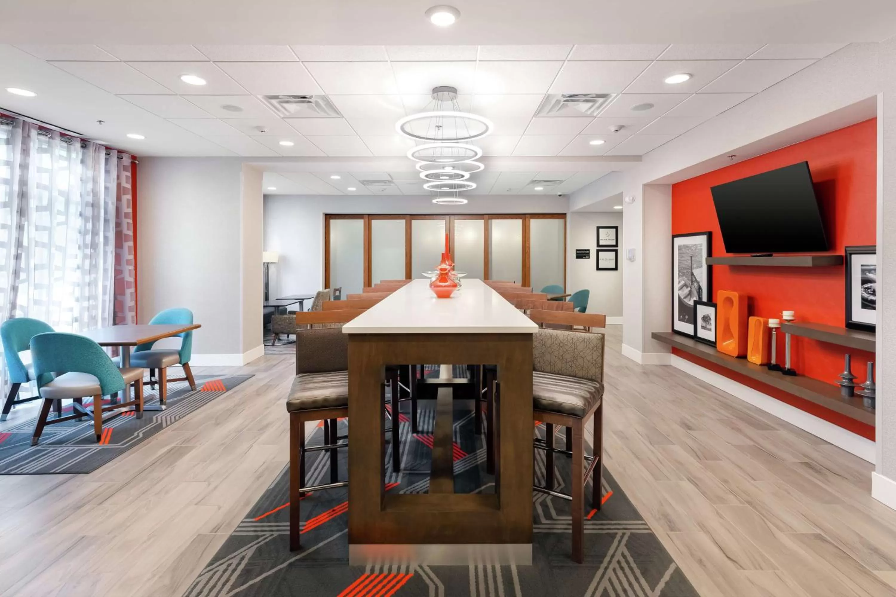 Dining area, Bed in Hampton Inn Acworth