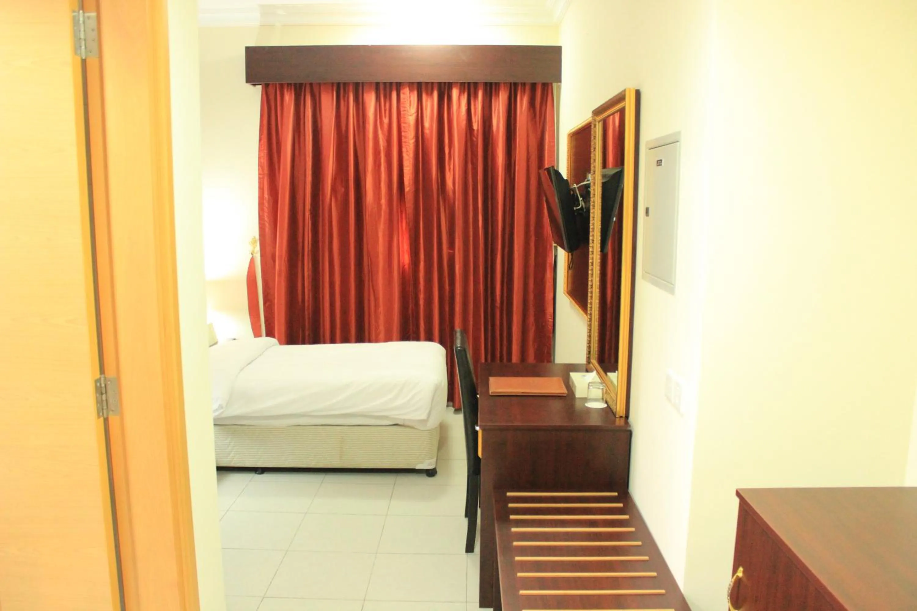 Bedroom, Bed in Montreal Naif Hotel